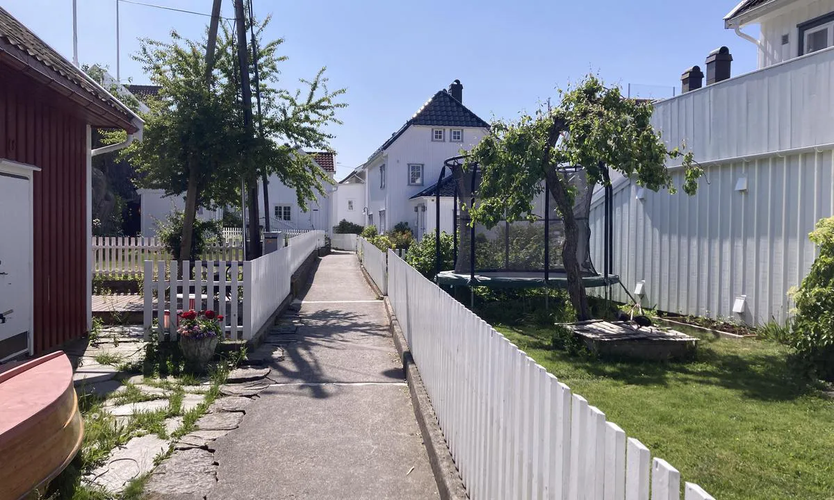 Lyngør Seilmakerverksted: {"base": "no", "no": "Koselig \u00e5 g\u00e5 langs den st\u00f8pte gangveien p\u00e5 \u00f8ya", "se": "Trevligt att g\u00e5 l\u00e4ngs den gjutna g\u00e5ngv\u00e4gen p\u00e5 \u00f6n", "en": "Pleasant to walk along the paved walkway on the island", "da": "Hyggeligt at g\u00e5 langs den st\u00f8bte gangsti p\u00e5 \u00f8en"}