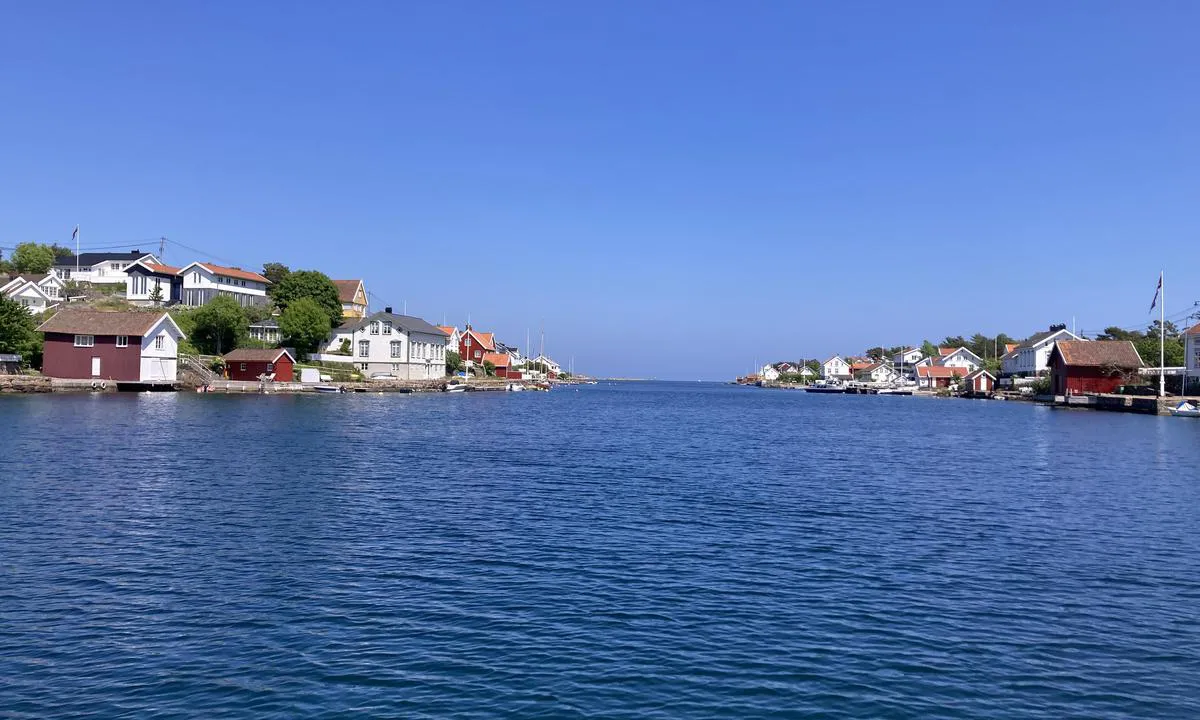 Lyngør Seilmakerverksted: {"base": "no", "no": "Fredfullt i Lyng\u00f8r i starten p\u00e5 juni...", "se": "Fridfullt i Lyng\u00f8r i b\u00f6rjan av juni...", "en": "Peaceful in Lyng\u00f8r at the beginning of June...", "da": "Fredfyldt i Lyng\u00f8r i starten af juni..."}