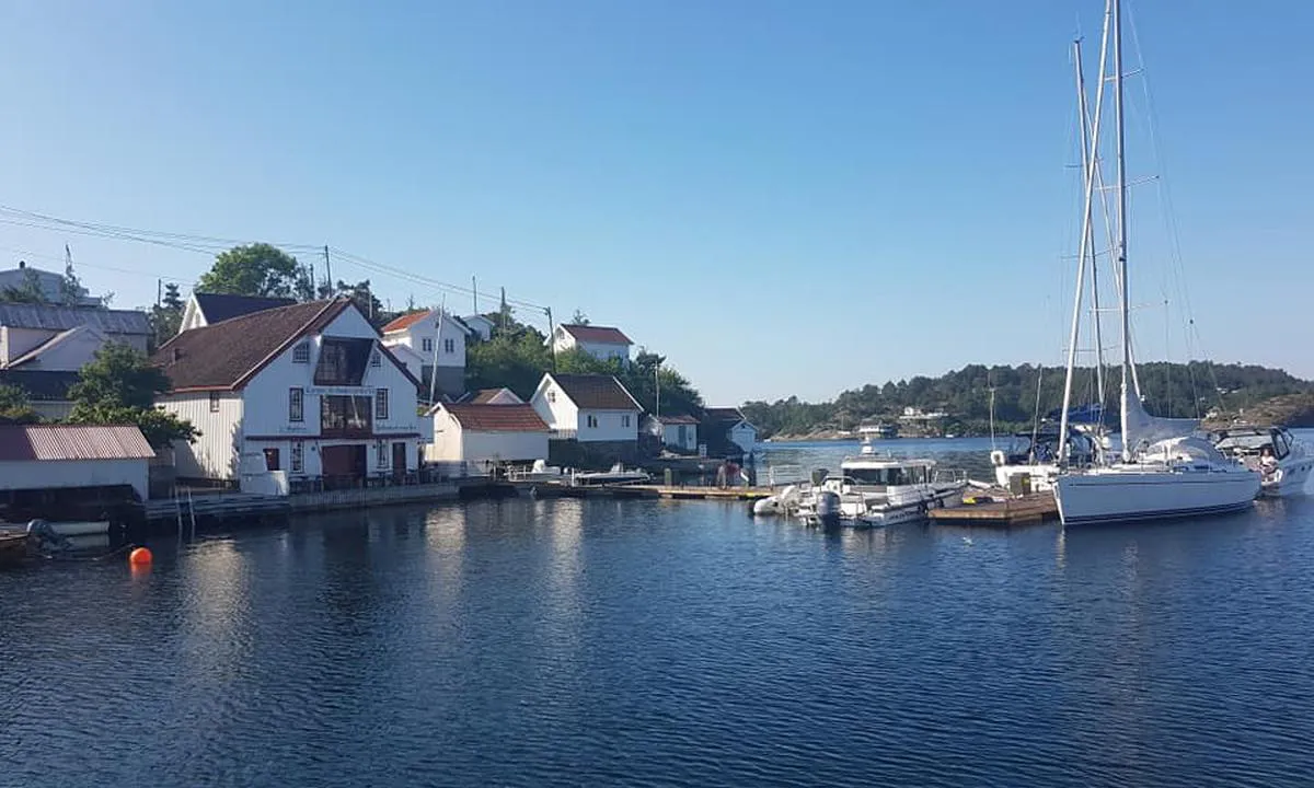 Lyngør Seilmakerverksted: {"base": "no", "no": "Gjestehavna p\u00e5 Lyng\u00f8r ligger rett utenfor Seilmakerfruens Kro.", "se": "G\u00e4sthamnen p\u00e5 Lyng\u00f8r ligger precis utanf\u00f6r Segelmakerskans Krog.", "en": "The guest harbour at Lyng\u00f8r is located right outside the Seilmakerfruens Kro.", "da": "G\u00e6stehavnen ved Lyng\u00f8r ligger lige udenfor Seilmagerfruens Kro."}