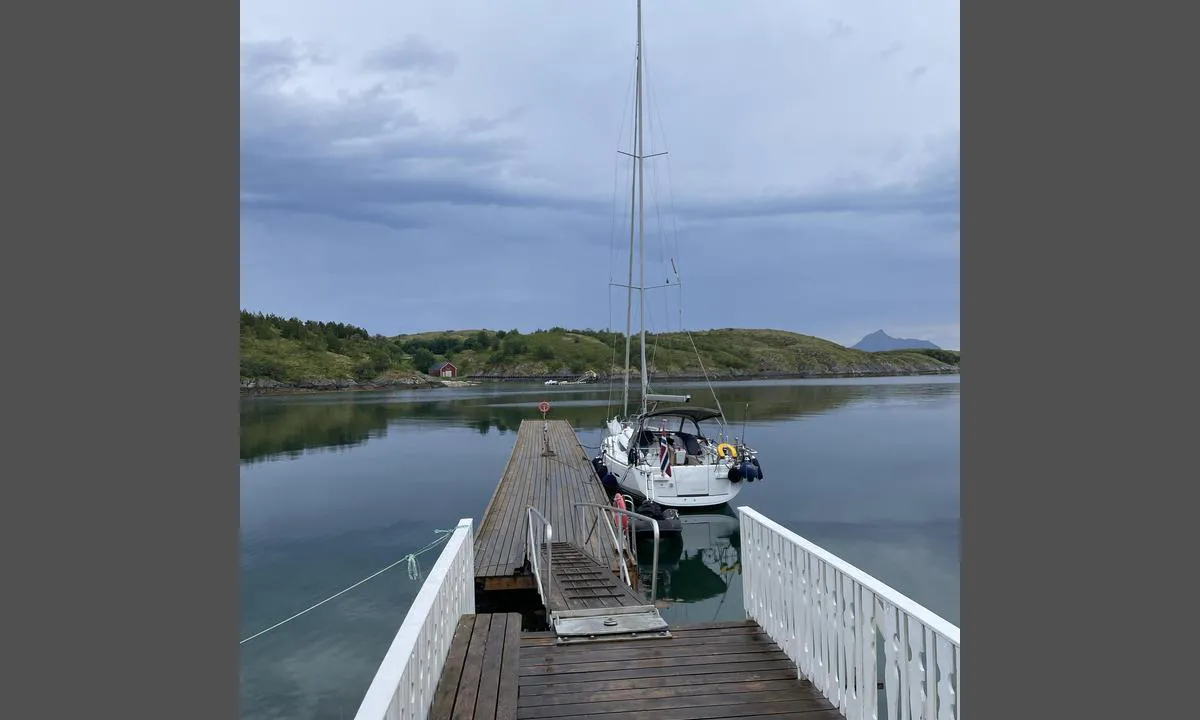 Lyngvågen kafe: {"base": "no", "no": "Fint bryggeanlegg med str\u00f8m og fasiliteter p\u00e5 land. God dybde p\u00e5 flytebrygger. Kafe med god mat. \r\nP\u00e5 nabo\u00f8ya er det visningshage og brukskunst.", "se": "Fint brygganl\u00e4ggning med el och faciliteter p\u00e5 land. Godt djup vid flytbryggorna. Kaf\u00e9 med god mat. <br>P\u00e5 grann\u00f6n finns en visningstr\u00e4dg\u00e5rd och brukskonst.", "en": "Nice pier facility with electricity and amenities on land. Good depth at the floating docks. Cafe with good food.<br>On the neighboring island, there is a display garden and handicrafts.", "da": "Fint broanl\u00e6g med str\u00f8m og faciliteter p\u00e5 land. God dybde ved flydebroer. Caf\u00e9 med god mad.<br>P\u00e5 nabo\u00f8en er der visningshave og brugskunst."}