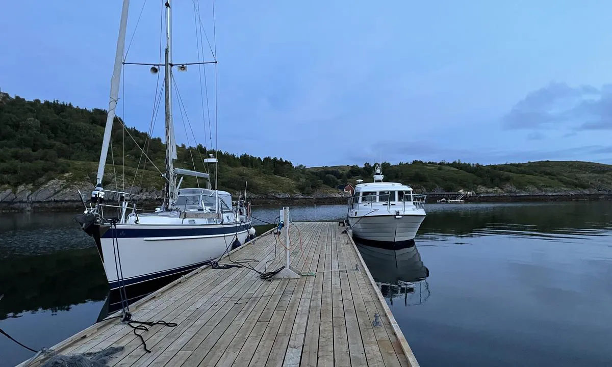 Lyngvågen kafe: {"base": "no", "no": "Trebrygge", "se": "Tr\u00e4brygga", "en": "Wooden pier", "da": "Tr\u00e6bro"}