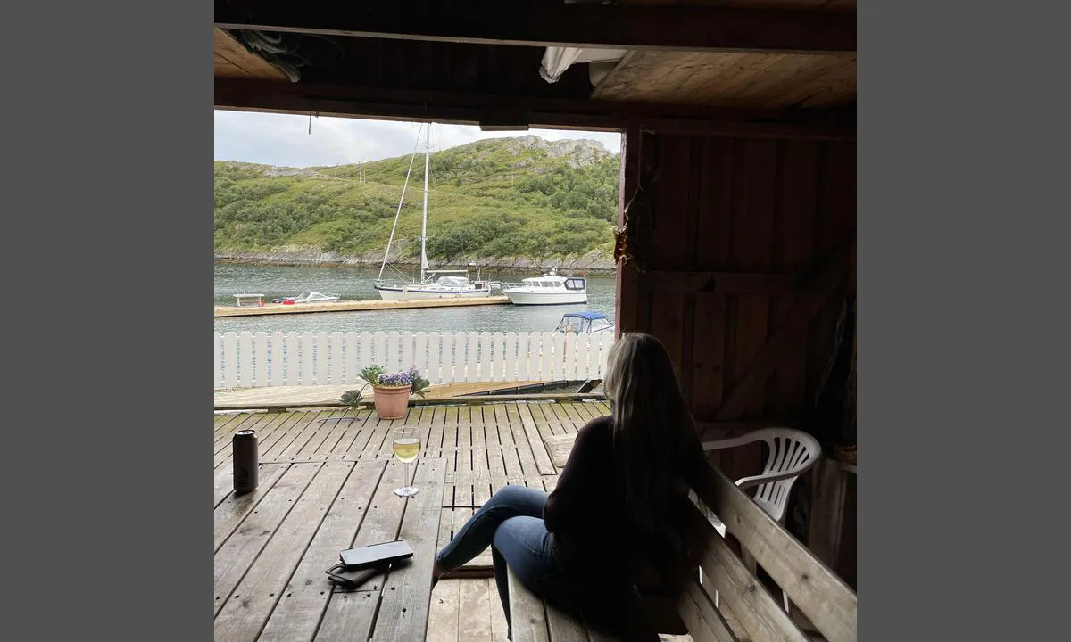 Lyngvågen kafe: {"base": "no", "no": "Gammelt naust som er \u00e5pent i \u00e5pningstiden", "se": "Gammal sj\u00f6bod som \u00e4r \u00f6ppen under \u00f6ppettiderna", "en": "Old boathouse that is open during opening hours", "da": "Gammelt b\u00e5dhus som er \u00e5bent i \u00e5bningstiden"}