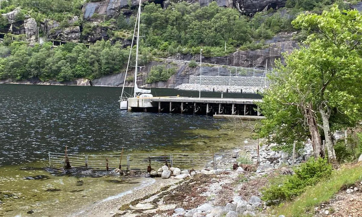 Lysebotn: {"base": "no", "no": "Dypvannskaia.", "se": "Djupvattenkajen.", "en": "Deep-water quay.", "da": "Dybvandskajen."}