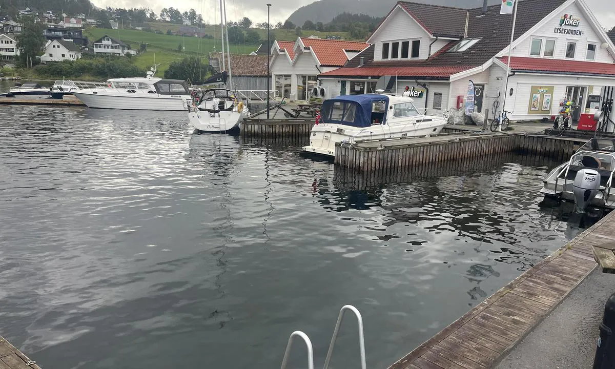 Lysefjorden Marina: {"base": "no", "no": "Gjestehavn, butikk, wc og dusj.", "se": "G\u00e4sthamn, butik, wc och dusch.", "en": "Guest harbor, shop, toilet, and shower.", "da": "G\u00e6stehavn, butik, wc og bruser."}
