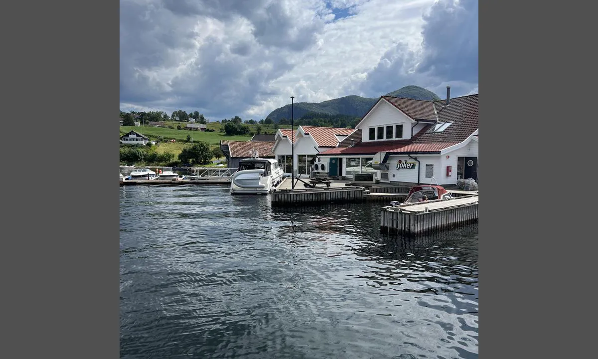 {"base": "no", "no": "Veldig p\u00e5virket av b\u00f8lger fra hurtigb\u00e5tene som frakter turister inn i Lysefjorden.", "se": "V\u00e4ldigt p\u00e5verkad av v\u00e5gor fr\u00e5n snabb\u00e5tarna som transporterar turister in i Lysefjorden.", "en": "Very affected by waves from the express boats that transport tourists into Lysefjorden.", "da": "Meget p\u00e5virket af b\u00f8lger fra hurtigb\u00e5de, der fragter turister ind i Lysefjorden.", "fr": "Tr\u00e8s affect\u00e9 par les vagues des bateaux rapides transportant des touristes dans le Lysefjord.", "de": "Sehr durch die Wellen der Schnellboote beeintr\u00e4chtigt, die Touristen in den Lysefjord transportieren.", "es": "Muy afectado por las olas de los barcos r\u00e1pidos que transportan turistas a Lysefjorden.", "it": "Molto influenzato dalle onde delle imbarcazioni veloci che trasportano turisti nel Lysefjorden.", "pt": "Muito afetado pelas ondas dos barcos r\u00e1pidos que transportam turistas para o Lysefjord.", "nl": "Sterk be\u00efnvloed door golven van de snelle boten die toeristen naar Lysefjorden vervoeren.", "pl": "Bardzo nara\u017cony na fale od szybkich \u0142odzi, kt\u00f3re przewo\u017c\u0105 turyst\u00f3w do Lysefjordu.", "uk": "\u0414\u0443\u0436\u0435 \u0432\u043f\u043b\u0438\u0432\u0430\u0454 \u0445\u0432\u0438\u043b\u0456 \u0432\u0456\u0434 \u0448\u0432\u0438\u0434\u043a\u0438\u0445 \u0447\u043e\u0432\u043d\u0456\u0432, \u044f\u043a\u0456 \u043f\u0435\u0440\u0435\u0432\u043e\u0437\u044f\u0442\u044c \u0442\u0443\u0440\u0438\u0441\u0442\u0456\u0432 \u0443 \u041b\u0443\u0441\u0435\u0444\u0456\u043e\u0440\u0434.", "ro": "Foarte afectat de valurile de la b\u0103rcile rapide care transport\u0103 turi\u0219ti \u00een Lysefjorden.", "tr": "S\u0131k s\u0131k turistleri Lysefjorden'e ta\u015f\u0131yan h\u0131zl\u0131 teknelerin dalgalar\u0131ndan \u00e7ok etkilenir.", "el": "\u0395\u03c0\u03b7\u03c1\u03b5\u03ac\u03b6\u03b5\u03c4\u03b1\u03b9 \u03c0\u03bf\u03bb\u03cd \u03b1\u03c0\u03cc \u03c4\u03bf\u03c5\u03c2 \u03ba\u03c5\u03bc\u03b1\u03c4\u03b9\u03c3\u03bc\u03bf\u03cd\u03c2 \u03c4\u03c9\u03bd \u03c4\u03b1\u03c7\u03cd\u03c0\u03bb\u03bf\u03c9\u03bd \u03c3\u03ba\u03b1\u03c6\u03ce\u03bd \u03c0\u03bf\u03c5 \u03bc\u03b5\u03c4\u03b1\u03c6\u03ad\u03c1\u03bf\u03c5\u03bd \u03c4\u03bf\u03c5\u03c1\u03af\u03c3\u03c4\u03b5\u03c2 \u03c3\u03c4\u03bf\u03bd \u039b\u03c5\u03c3\u03b5\u03c6\u03b9\u03cc\u03c1\u03b4.", "cs": "Velmi ovlivn\u011bno vlnami z rychl\u00fdch \u010dlun\u016f, kter\u00e9 p\u0159epravuj\u00ed turisty do Lysefjordu.", "hu": "Er\u0151sen \u00e9rintett a Lysefjordba turist\u00e1kat sz\u00e1ll\u00edt\u00f3 gyorshaj\u00f3k hull\u00e1mai \u00e1ltal.", "fi": "Eritt\u00e4in aaltoherkk\u00e4 pikaveneiden aalloille, jotka kuljettavat turisteja Lysefjordenille.", "bg": "\u041c\u043d\u043e\u0433\u043e \u043f\u043e\u0432\u043b\u0438\u044f\u043d \u043e\u0442 \u0432\u044a\u043b\u043d\u0438\u0442\u0435 \u043d\u0430 \u0431\u044a\u0440\u0437\u0438\u0442\u0435 \u043b\u043e\u0434\u043a\u0438, \u043a\u043e\u0438\u0442\u043e \u043f\u0440\u0435\u0432\u043e\u0437\u0432\u0430\u0442 \u0442\u0443\u0440\u0438\u0441\u0442\u0438 \u0432 \u041b\u0438\u0441\u0435\u0444\u0438\u043e\u0440\u0434.", "sr": "Veoma pogo\u0111en talasima od brzih brodova koji prevoze turiste u Lysefjorden.", "et": "V\u00e4ga m\u00f5jutatud lainetest, mida tekitavad turistide Lysefjordi viivate kiirlaevade liikumine.", "lv": "Sp\u0113c\u012bgi ietekm\u0113ts no \u0101trlaiv\u0101m, kas p\u0101rvad\u0101 t\u016bristus uz Lysefjordu.", "lt": "Labai paveiktas bang\u0173 nuo greitaeigi\u0173 laiv\u0173, kurie gabena turistus \u012f Lysefjord\u0105."}
