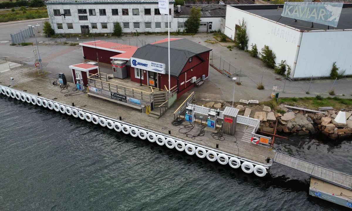 {"base": "en", "no": "Bensinstasjonen i Lysekil", "se": "Br\u00e4nslestationen i Lysekil", "en": "The fuel station in Lysekil", "da": "Tankstationen i Lysekil"}
