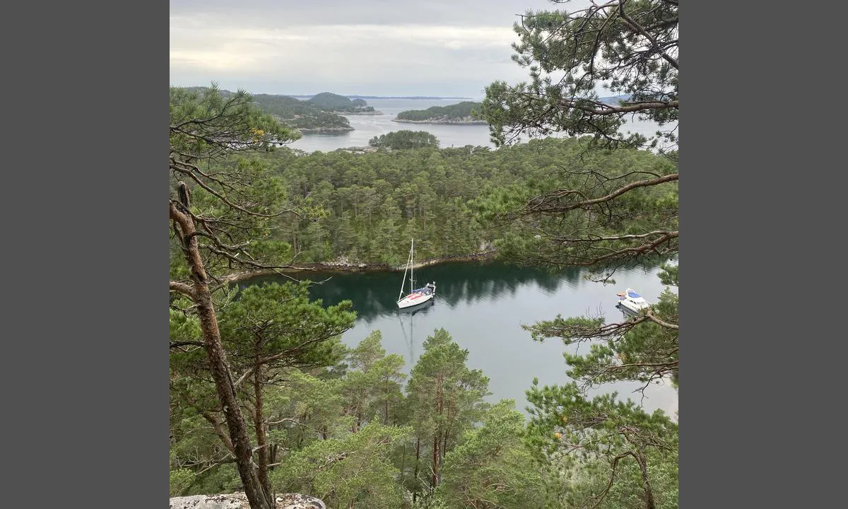 Lysevågen: {"base": "no", "no": "Fin ankring p\u00e5 6 m dybde, flotte turomr\u00e5der rundt Lys\u00f8en. Bildet er tatt mot vest", "se": "Bra ankring p\u00e5 6 m djup, fina str\u00f6vomr\u00e5den runt Lys\u00f8en. Bilden \u00e4r tagen mot v\u00e4st", "en": "Good anchorage at 6 meters depth, beautiful hiking areas around Lys\u00f8en. The picture is taken facing west.", "da": "Fin ankring p\u00e5 6 m dybde, flotte turomr\u00e5der rundt Lys\u00f8en. Billedet er taget mod vest"}