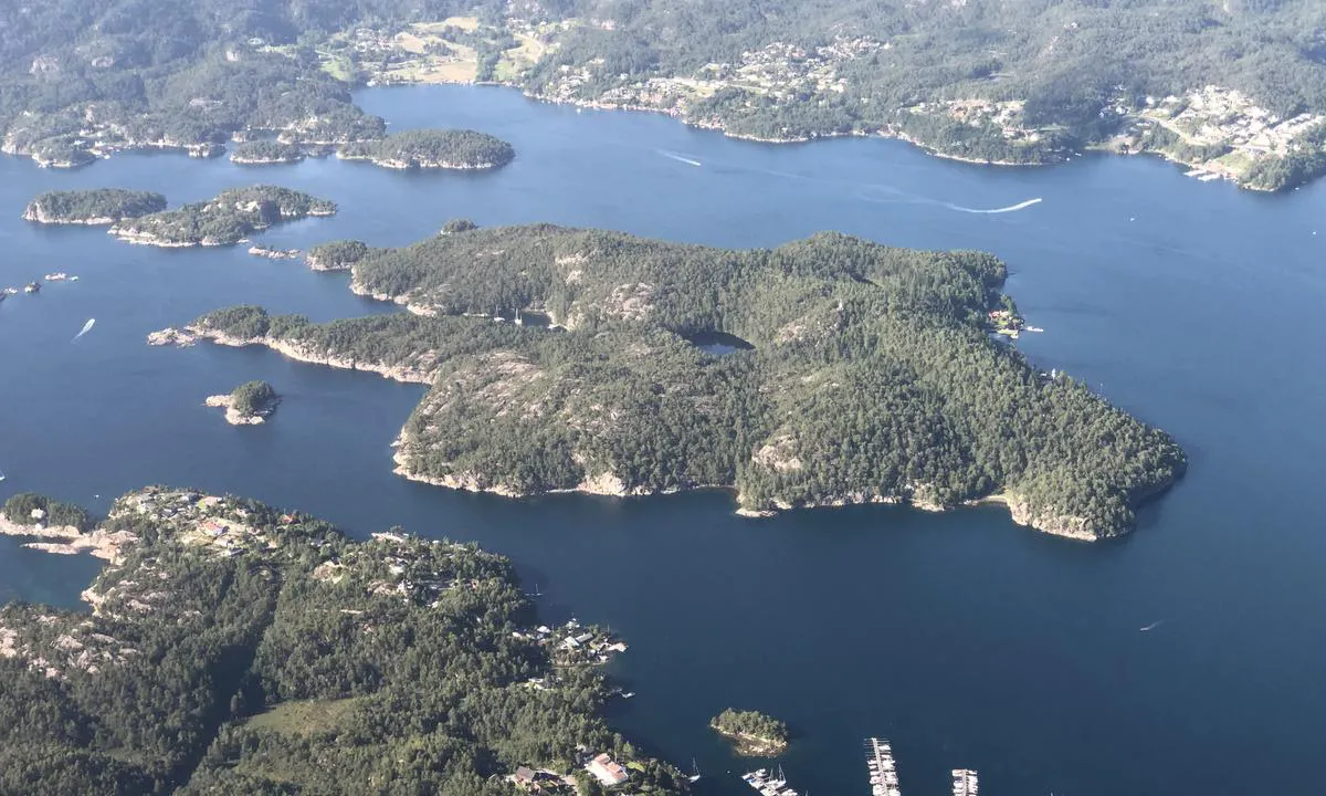 Lysevågen: {"base": "no", "no": "Lys\u00f8en fotografert fra sydvest. Du kan skimte noen seilb\u00e5ter inne i Lysev\u00e5gen.", "se": "Lys\u00f8en fotograferad fr\u00e5n sydv\u00e4st. Du kan skymta n\u00e5gra segelb\u00e5tar inne i Lysev\u00e5gen.", "en": "Lys\u00f8en photographed from the southwest. You can glimpse some sailboats inside Lysev\u00e5gen.", "da": "Lys\u00f8en fotograferet fra sydvest. Du kan ane nogle sejlb\u00e5de inde i Lysev\u00e5gen."}