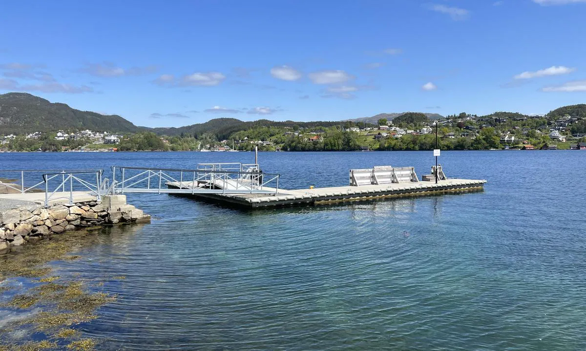 Lysøen gjestebrygge - kun dagsbesøk: {"base": "no", "no": "Brygge for bes\u00f8kande til Lys\u00f8ya fram til kl22.00. 12m betong flytebrygge.", "se": "Brygga f\u00f6r bes\u00f6kande till Lys\u00f8ya fram till kl22.00. 12m betong flytbrygga.", "en": "Dock for visitors to Lys\u00f8ya until 22:00. 12m concrete floating dock.", "da": "Brov til bes\u00f8gende til Lys\u00f8ya indtil kl. 22.00. 12m beton flydebro."}