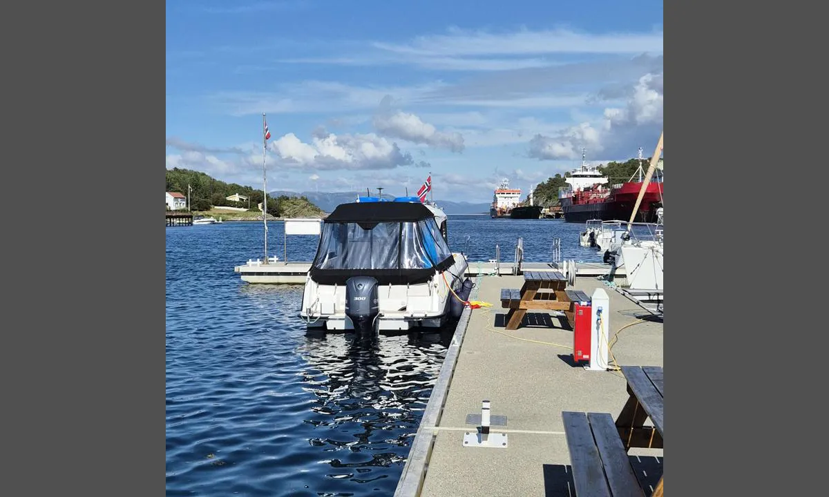 Lysøysund Båtklubb: {"base": "no", "no": "Gjestekai i retning mot nord\u00f8st", "se": "G\u00e4stbrygga i riktning mot nordost", "en": "Guest pier facing northeast", "da": "G\u00e6stekaj i retning mod nord\u00f8st"}