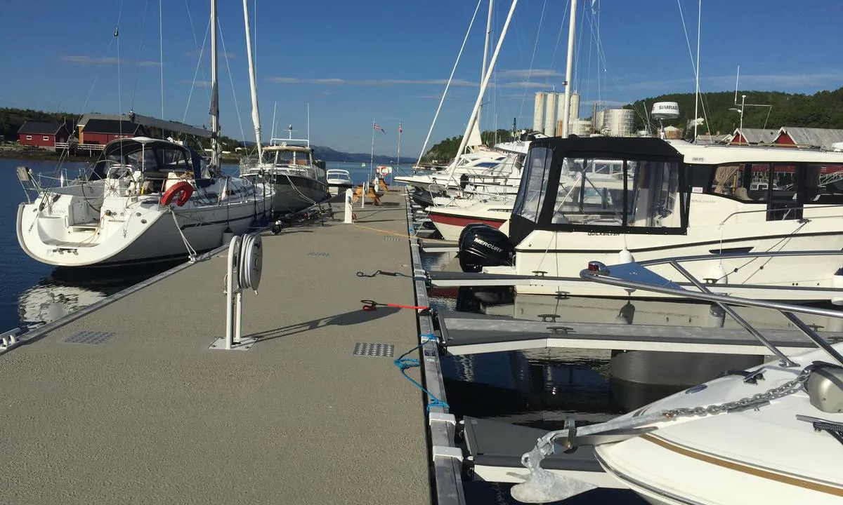 Lysøysund Båtklubb: {"base": "no", "no": "Fine omgivelser i L\u00f8s\u00f8ysundet.\r\nGode brygger med bord og benker.", "se": "Fina omgivningar i L\u00f8s\u00f8ysundet.<br>Goda bryggor med bord och b\u00e4nkar.", "en": "Fine surroundings in L\u00f8s\u00f8ysundet.<br>Good docks with tables and benches.", "da": "Fine omgivelser i L\u00f8s\u00f8ysundet. Gode broer med borde og b\u00e6nke."}