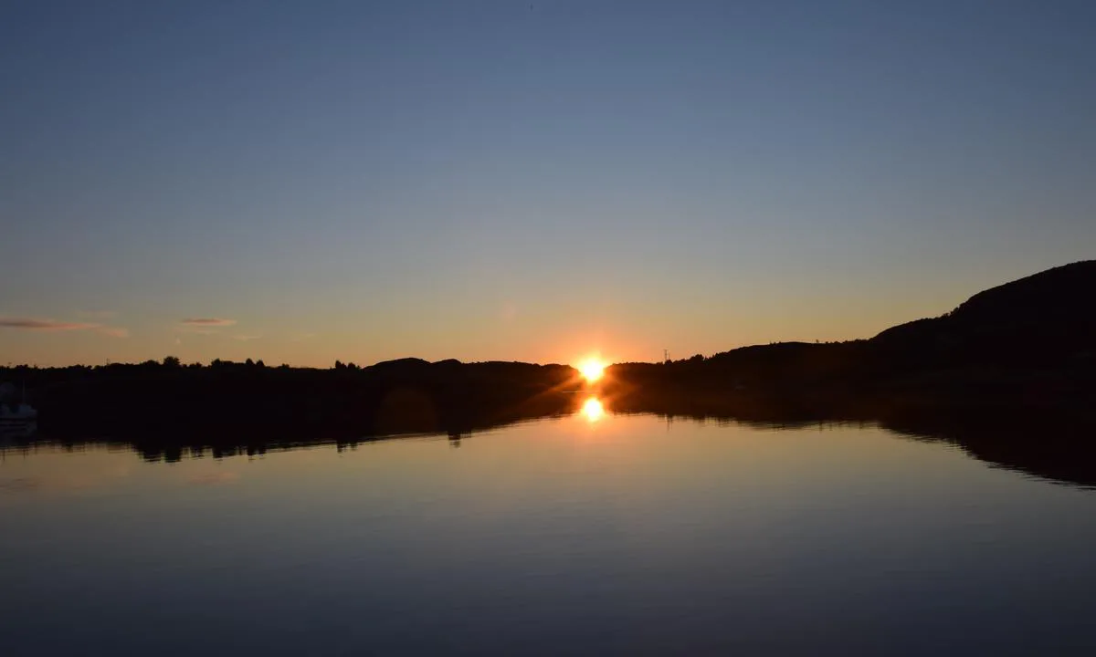 Lysøysund Båtklubb: {"base": "no", "no": "Solen g\u00e5r i havet ved gjestebrygga.", "se": "Solen g\u00e5r i havet vid g\u00e4stbryggan.", "en": "The sun sets at the guest pier.", "da": "Solen g\u00e5r i havet ved g\u00e6stebroen."}