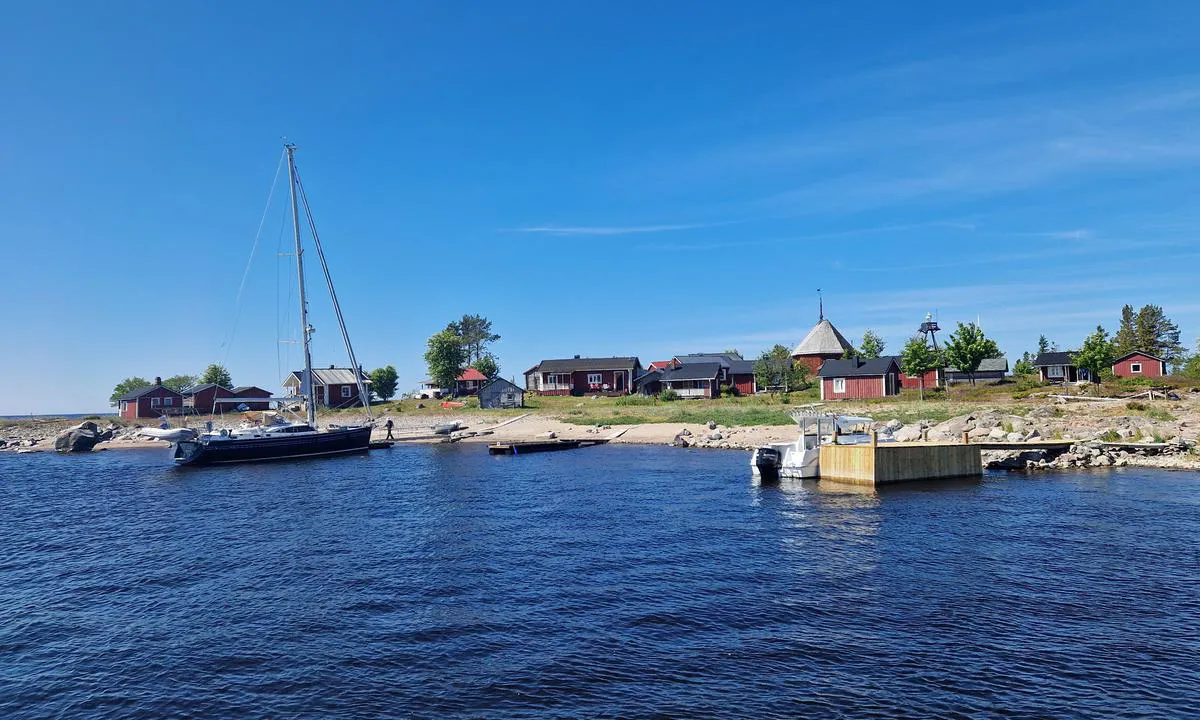 Maakalla: {"base": "en", "no": "Utmerket liten \u00f8y, men lite vann. <br>Ved venstre brygge (bl\u00e5 seilb\u00e5t), 1,10 m ved mastniv\u00e5. <br>Midtre brygge er privat. <br>H\u00f8yre brygge tilbyr 90 cm i midten.", "se": "Underbar liten \u00f6 men inte mycket vatten.<br> P\u00e5 v\u00e4nstra pontonen (bl\u00e5 segelb\u00e5t), 1,10m vid dess mastniv\u00e5.<br> Mittenpontonen \u00e4r privat.<br> Den h\u00f6gra pontonen erbjuder 90cm i mitten.", "en": "Superb small island but not much water.\r\nOn the left pontoon (blue sailing boat), 1.10m at its mast level.\r\nThe middle pontoon is private.\r\nThe right pontoon offer 90cm in its middle.", "da": "Superb lille \u00f8, men ikke meget vand.<br>Til venstre ponton (bl\u00e5 sejlb\u00e5d), 1,10m ved mastniveau.<br>Den midterste ponton er privat.<br>Den h\u00f8jre ponton tilbyder 90cm i midten.", "fr": "Superbe petite \u00eele mais peu d'eau.<br>Sur le ponton gauche (voilier bleu), 1,10m \u00e0 son niveau de m\u00e2t.<br>Le ponton du milieu est priv\u00e9.<br>Le ponton droit offre 90cm en son milieu.", "de": "Wundersch\u00f6ne kleine Insel, aber nicht viel Wasser. Auf dem linken Steg (blaues Segelboot), 1,10 m auf Masth\u00f6he. Der mittlere Steg ist privat. Der rechte Steg bietet in der Mitte 90 cm.", "es": "Isla peque\u00f1a excelente pero con poca agua.<br>En el pantal\u00e1n izquierdo (barco de vela azul), 1,10 m a nivel de su m\u00e1stil.<br>El pantal\u00e1n del medio es privado.<br>El pantal\u00e1n derecho ofrece 90 cm en su parte media.", "it": "Superba piccola isola ma non molta acqua.<br>Sul pontile di sinistra (barca a vela blu), 1,10m al livello del suo albero.<br>Il pontile centrale \u00e8 privato.<br>Il pontile di destra offre 90cm nel suo mezzo.", "pt": "Super pequena ilha, mas com pouca \u00e1gua. <br> No pont\u00e3o esquerdo (vela azul), 1,10m ao n\u00edvel do seu mastro.<br> O pont\u00e3o do meio \u00e9 privado.<br> O pont\u00e3o direito oferece 90cm no meio.", "nl": "Prachtig klein eiland, maar niet veel water.<br> Aan de linkerponton (blauwe zeilboot), 1,10m op zijn mastniveau.<br> De middelste ponton is priv\u00e9.<br> De rechterponton biedt 90cm in het midden.", "pl": "Wspania\u0142a ma\u0142a wyspa, ale niewiele wody. Na lewym pomo\u015bcie (niebieski \u017caglowiec) g\u0142\u0119boko\u015b\u0107 1,10m przy poziomie masztu. \u015arodkowy pomost jest prywatny. Prawy pomost oferuje 90cm g\u0142\u0119boko\u015bci w jego \u015brodku.", "uk": "\u0427\u0443\u0434\u043e\u0432\u0438\u0439 \u043c\u0430\u043b\u0435\u043d\u044c\u043a\u0438\u0439 \u043e\u0441\u0442\u0440\u0456\u0432, \u0430\u043b\u0435 \u0432\u043e\u0434\u0438 \u043d\u0435\u0431\u0430\u0433\u0430\u0442\u043e. <br /> \u041d\u0430 \u043b\u0456\u0432\u043e\u043c\u0443 \u043f\u043e\u043d\u0442\u043e\u043d\u0456 (\u0441\u0438\u043d\u0456\u0439 \u0432\u0456\u0442\u0440\u0438\u043b\u044c\u043d\u0438\u043a) 1,10 \u043c \u043d\u0430 \u0440\u0456\u0432\u043d\u0456 \u0449\u043e\u0433\u043b\u0438. <br /> \u0421\u0435\u0440\u0435\u0434\u043d\u0456\u0439 \u043f\u043e\u043d\u0442\u043e\u043d \u0454 \u043f\u0440\u0438\u0432\u0430\u0442\u043d\u0438\u043c. <br /> \u041f\u0440\u0430\u0432\u0438\u0439 \u043f\u043e\u043d\u0442\u043e\u043d \u043f\u0440\u043e\u043f\u043e\u043d\u0443\u0454 90 \u0441\u043c \u0432 \u0441\u0435\u0440\u0435\u0434\u0438\u043d\u0456.", "ro": "Superb\u0103 insul\u0103 mic\u0103, dar nu prea mult\u0103 ap\u0103.<br>La pontonul din st\u00e2nga (barc\u0103 cu vele albastr\u0103), 1,10m la nivelul catargului.<br>Pontonul din mijloc este privat.<br>Pontonul din dreapta ofer\u0103 90cm la mijloc.", "tr": "Muhte\u015fem k\u00fc\u00e7\u00fck ada ama fazla su yok.<br>Sol iskelede (mavi yelkenli tekne), direk seviyesinde 1.10m.<br>Orta iskele \u00f6zeldir.<br>Sa\u011f iskele ortas\u0131nda 90cm derinlik sunar.", "el": "\u03a5\u03c0\u03ad\u03c1\u03bf\u03c7\u03bf \u03bc\u03b9\u03ba\u03c1\u03cc \u03bd\u03b7\u03c3\u03af \u03b1\u03bb\u03bb\u03ac \u03cc\u03c7\u03b9 \u03c0\u03bf\u03bb\u03cd \u03bd\u03b5\u03c1\u03cc.<br>\u03a3\u03c4\u03b7\u03bd \u03b1\u03c1\u03b9\u03c3\u03c4\u03b5\u03c1\u03ae \u03c0\u03c1\u03bf\u03b2\u03bb\u03ae\u03c4\u03b1 (\u03bc\u03c0\u03bb\u03b5 \u03b9\u03c3\u03c4\u03b9\u03bf\u03c0\u03bb\u03bf\u03ca\u03ba\u03cc), 1,10\u03bc \u03c3\u03c4\u03bf \u03b5\u03c0\u03af\u03c0\u03b5\u03b4\u03bf \u03c4\u03bf\u03c5 \u03b9\u03c3\u03c4\u03bf\u03cd \u03c4\u03bf\u03c5.<br>\u0397 \u03bc\u03b5\u03c3\u03b1\u03af\u03b1 \u03c0\u03c1\u03bf\u03b2\u03bb\u03ae\u03c4\u03b1 \u03b5\u03af\u03bd\u03b1\u03b9 \u03b9\u03b4\u03b9\u03c9\u03c4\u03b9\u03ba\u03ae.<br>\u0397 \u03b4\u03b5\u03be\u03b9\u03ac \u03c0\u03c1\u03bf\u03b2\u03bb\u03ae\u03c4\u03b1 \u03c0\u03c1\u03bf\u03c3\u03c6\u03ad\u03c1\u03b5\u03b9 90\u03b5\u03ba \u03c3\u03c4\u03bf \u03bc\u03ad\u03c3\u03bf \u03c4\u03b7\u03c2.", "cs": "Skv\u011bl\u00fd mal\u00fd ostrov, ale nen\u00ed zde moc vody.<br>Na lev\u00e9m pontonu (modr\u00e1 plachetnice) je hloubka 1,10 m na \u00farovni st\u011b\u017en\u011b.<br>St\u0159edn\u00ed ponton je soukrom\u00fd.<br>Prav\u00fd ponton nab\u00edz\u00ed v jeho st\u0159edu hloubku 90 cm.", "hu": "Csod\u00e1latos kis sziget, de nincs sok v\u00edz.<br> A bal oldali pontonon (k\u00e9k vitorl\u00e1s haj\u00f3), 1,10 m a \u00e1rboc szintj\u00e9n.<br> A k\u00f6z\u00e9ps\u0151 ponton mag\u00e1ntulajdon.<br> A jobb oldali ponton k\u00f6zep\u00e9n 90 cm m\u00e9lys\u00e9g van.", "fi": "Erinomainen pieni saari, mutta vett\u00e4 ei ole paljon. Vasemmassa ponttonissa (sininen purjevene) on 1,10m syvyys maston tasolla. Keskimm\u00e4inen ponttoni on yksityinen. Oikean puoleinen ponttoni tarjoaa 90cm keskiosassa.", "bg": "<p>\u041f\u0440\u0435\u043a\u0440\u0430\u0441\u0435\u043d \u043c\u0430\u043b\u044a\u043a \u043e\u0441\u0442\u0440\u043e\u0432, \u043d\u043e \u0441 \u043c\u0430\u043b\u043a\u043e \u0432\u043e\u0434\u0430.<br>\u041d\u0430 \u043b\u0435\u0432\u0438\u044f \u043f\u043e\u043d\u0442\u043e\u043d (\u0441\u0438\u043d\u044c\u043e \u043f\u043b\u0430\u0442\u043d\u043e\u0445\u043e\u0434\u043a\u0430), 1.10m \u043d\u0430 \u043d\u0438\u0432\u043e\u0442\u043e \u043d\u0430 \u043c\u0430\u0447\u0442\u0430\u0442\u0430.<br>\u0421\u0440\u0435\u0434\u043d\u0438\u044f\u0442 \u043f\u043e\u043d\u0442\u043e\u043d \u0435 \u0447\u0430\u0441\u0442\u0435\u043d.<br>\u0414\u0435\u0441\u043d\u0438\u044f\u0442 \u043f\u043e\u043d\u0442\u043e\u043d \u043f\u0440\u0435\u0434\u043b\u0430\u0433\u0430 90cm \u0432 \u0441\u0440\u0435\u0434\u0430\u0442\u0430 \u0441\u0438.</p>", "sr": "Izvrsno malo ostrvo, ali nema mnogo vode.<br />Na levom pontonu (plavi jedrenjak), 1.10m na nivou jarbola.<br />Srednji ponton je privatan.<br />Desni ponton nudi 90cm u sredini.", "et": "Suurep\u00e4rane v\u00e4ikene saar, kuid vett on v\u00e4he. Vasakul asuval pontoonil (sinine purjejaht) on mastitasandil 1,10m vett. Keskmine pontoon on privaatne. Parempoolne pontoon pakub keskel 90 cm vett.", "lv": "Br\u012bni\u0161\u0137\u012bga maza sala, bet maz \u016bdens.<br>Uz kreis\u0101 pontona (zils buru laiva), 1.10m pie t\u0101 masta l\u012bme\u0146a.<br>Vid\u0113jais pontons ir priv\u0101ts.<br>Labais pontons pied\u0101v\u0101 90cm t\u0101 vid\u016b.", "lt": "Nuostabi ma\u017ea sala, bet nedaug vandens.<br> Kair\u0117je prieplaukoje (m\u0117lynas burlaivis), 1,10m nuo stiebo lygio.<br> Vidurin\u0117 prieplauka yra privati.<br> De\u0161in\u0117je prieplaukoje yra 90cm viduryje."}