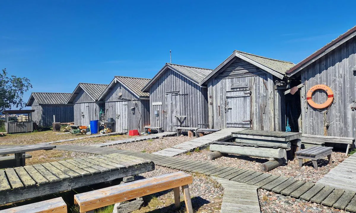 Maakalla: {"base": "en", "no": "P\u00e5 vestsiden er det en annen havn som for det meste brukes av de lokale og fortsatt \u00e9n profesjonell fisker. Men du kan ogs\u00e5 dra dit.<br>Fiskerhusene gj\u00f8r stedet sjarmerende.", "se": "P\u00e5 v\u00e4stra sidan finns en annan hamn som mest anv\u00e4nds av lokalbefolkningen och fortfarande av en yrkesfiskare. Men du kan ocks\u00e5 g\u00e5 dit. Fiskarstugorna ger platsen en charmig atmosf\u00e4r.", "en": "On the west side, there is an other harbour mostly use by the local and still one pro fisherman. But you can also go there.\r\nThe fisher houses make the place charming.", "da": "P\u00e5 vestsiden er der en anden havn, som mest bruges af de lokale og stadig af en professionel fisker. Men du kan ogs\u00e5 tage dertil. Fiskerhusene g\u00f8r stedet charmerende.", "fr": "Sur le c\u00f4t\u00e9 ouest, il y a un autre port principalement utilis\u00e9 par les locaux et encore un p\u00eacheur professionnel. Mais vous pouvez aussi y aller.<br>Les maisons de p\u00eacheurs rendent l'endroit charmant.", "de": "Auf der Westseite gibt es einen anderen Hafen, der haupts\u00e4chlich von den Einheimischen und einem verbliebenen Berufsfischer genutzt wird. Aber Sie k\u00f6nnen dort auch anlegen. Die Fischerh\u00e4user verleihen dem Ort seinen Charme.", "es": "En el lado oeste, hay otro puerto utilizado principalmente por los locales y todav\u00eda por un pescador profesional. Pero tambi\u00e9n puedes ir all\u00ed. Las casas de los pescadores hacen que el lugar sea encantador.", "it": "Sul lato ovest, c'\u00e8 un altro porto utilizzato principalmente dai locali e ancora da un pescatore professionista. Ma puoi andare anche l\u00ec. Le case dei pescatori rendono il luogo affascinante.", "pt": "No lado oeste, h\u00e1 outro porto usado principalmente pelos locais e ainda por um pescador profissional. Mas voc\u00ea tamb\u00e9m pode ir l\u00e1.<br />As casas de pescadores tornam o lugar encantador.", "nl": "Aan de westkant is er een andere haven die voornamelijk wordt gebruikt door de lokale bevolking en nog steeds door een professionele visser. Maar je kunt er ook naartoe gaan. De vissershuisjes maken de plek charmant.", "pl": "Po zachodniej stronie znajduje si\u0119 inny port, kt\u00f3ry jest g\u0142\u00f3wnie u\u017cywany przez miejscowych oraz jednego zawodowego rybaka. Ale mo\u017cesz tam r\u00f3wnie\u017c zacumowa\u0107. Domki rybackie dodaj\u0105 uroku temu miejscu.", "uk": "\u041d\u0430 \u0437\u0430\u0445\u0456\u0434\u043d\u043e\u043c\u0443 \u0431\u043e\u0446\u0456 \u0454 \u0456\u043d\u0448\u0430 \u0433\u0430\u0432\u0430\u043d\u044c, \u044f\u043a\u0443 \u0432 \u043e\u0441\u043d\u043e\u0432\u043d\u043e\u043c\u0443 \u0432\u0438\u043a\u043e\u0440\u0438\u0441\u0442\u043e\u0432\u0443\u044e\u0442\u044c \u043c\u0456\u0441\u0446\u0435\u0432\u0456 \u0436\u0438\u0442\u0435\u043b\u0456 \u0442\u0430 \u0449\u0435 \u043e\u0434\u0438\u043d \u043f\u0440\u043e\u0444\u0435\u0441\u0456\u0439\u043d\u0438\u0439 \u0440\u0438\u0431\u0430\u043b\u043a\u0430. \u0410\u043b\u0435 \u0432\u0438 \u0442\u0430\u043a\u043e\u0436 \u043c\u043e\u0436\u0435\u0442\u0435 \u0442\u0443\u0434\u0438 \u043f\u0456\u0442\u0438. \u0420\u0438\u0431\u0430\u043b\u044c\u0441\u044c\u043a\u0456 \u0431\u0443\u0434\u0438\u043d\u043e\u0447\u043a\u0438 \u0434\u043e\u0434\u0430\u044e\u0442\u044c \u0447\u0430\u0440\u0456\u0432\u043d\u043e\u0441\u0442\u0456 \u0446\u044c\u043e\u043c\u0443 \u043c\u0456\u0441\u0446\u044e.", "ro": "Pe partea de vest, exist\u0103 un alt port folosit \u00een principal de localnici \u0219i \u00eenc\u0103 de un singur pescar profesionist. Dar \u0219i tu po\u021bi merge acolo.<br>Casele pescarilor fac locul fermec\u0103tor.", "tr": "Bat\u0131 taraf\u0131nda, genellikle yerel halk ve hala \u00e7al\u0131\u015fan bir profesyonel bal\u0131k\u00e7\u0131 taraf\u0131ndan kullan\u0131lan ba\u015fka bir liman var. Ancak, siz de oraya gidebilirsiniz.<br>Bal\u0131k\u00e7\u0131 evleri, mekana \u00e7ekicilik kat\u0131yor.", "el": "\u03a3\u03c4\u03b7 \u03b4\u03c5\u03c4\u03b9\u03ba\u03ae \u03c0\u03bb\u03b5\u03c5\u03c1\u03ac, \u03c5\u03c0\u03ac\u03c1\u03c7\u03b5\u03b9 \u03ad\u03bd\u03b1 \u03ac\u03bb\u03bb\u03bf \u03bb\u03b9\u03bc\u03ac\u03bd\u03b9 \u03c0\u03bf\u03c5 \u03c7\u03c1\u03b7\u03c3\u03b9\u03bc\u03bf\u03c0\u03bf\u03b9\u03b5\u03af\u03c4\u03b1\u03b9 \u03ba\u03c5\u03c1\u03af\u03c9\u03c2 \u03b1\u03c0\u03cc \u03c4\u03bf\u03c5\u03c2 \u03bd\u03c4\u03cc\u03c0\u03b9\u03bf\u03c5\u03c2 \u03ba\u03b1\u03b9 \u03b1\u03ba\u03cc\u03bc\u03b1 \u03ad\u03bd\u03b1\u03bd \u03b5\u03c0\u03b1\u03b3\u03b3\u03b5\u03bb\u03bc\u03b1\u03c4\u03af\u03b1 \u03c8\u03b1\u03c1\u03ac. \u0391\u03bb\u03bb\u03ac \u03bc\u03c0\u03bf\u03c1\u03b5\u03af\u03c4\u03b5 \u03bd\u03b1 \u03c0\u03ac\u03c4\u03b5 \u03ba\u03b9 \u03b5\u03ba\u03b5\u03af. \u03a4\u03b1 \u03c3\u03c0\u03af\u03c4\u03b9\u03b1 \u03c4\u03c9\u03bd \u03c8\u03b1\u03c1\u03ac\u03b4\u03c9\u03bd \u03ba\u03ac\u03bd\u03bf\u03c5\u03bd \u03c4\u03bf\u03bd \u03c4\u03cc\u03c0\u03bf \u03b3\u03bf\u03b7\u03c4\u03b5\u03c5\u03c4\u03b9\u03ba\u03cc.", "cs": "Na z\u00e1padn\u00ed stran\u011b je jin\u00fd p\u0159\u00edstav, kter\u00fd v\u011bt\u0161inou pou\u017e\u00edvaj\u00ed m\u00edstn\u00ed a st\u00e1le jeden profesion\u00e1ln\u00ed ryb\u00e1\u0159. Ale m\u016f\u017eete tam tak\u00e9 jet. Ryb\u00e1\u0159sk\u00e9 domky dod\u00e1vaj\u00ed m\u00edstu kouzlo.", "hu": "A nyugati oldalon van egy m\u00e1sik kik\u00f6t\u0151, amit f\u0151leg a helyiek \u00e9s m\u00e9g egy profi hal\u00e1sz haszn\u00e1l. De te is mehetsz oda.<br>A hal\u00e1sz h\u00e1zak b\u00e1joss\u00e1 teszik a helyet.", "fi": "L\u00e4nsipuolella on toinen satama, jota k\u00e4ytt\u00e4v\u00e4t p\u00e4\u00e4asiassa paikalliset ja edelleen yksi ammattikalastaja. Mutta sin\u00e4kin voit menn\u00e4 sinne. Kalastajatalot tekev\u00e4t paikasta vieh\u00e4tt\u00e4v\u00e4n.", "bg": "\u041e\u0442 \u0437\u0430\u043f\u0430\u0434\u043d\u0430\u0442\u0430 \u0441\u0442\u0440\u0430\u043d\u0430 \u0438\u043c\u0430 \u0434\u0440\u0443\u0433\u043e \u043f\u0440\u0438\u0441\u0442\u0430\u043d\u0438\u0449\u0435, \u043a\u043e\u0435\u0442\u043e \u043e\u0441\u043d\u043e\u0432\u043d\u043e \u0441\u0435 \u043f\u043e\u043b\u0437\u0432\u0430 \u043e\u0442 \u043c\u0435\u0441\u0442\u043d\u0438\u0442\u0435 \u0436\u0438\u0442\u0435\u043b\u0438 \u0438 \u0432\u0441\u0435 \u043e\u0449\u0435 \u043e\u0442 \u0435\u0434\u0438\u043d \u043f\u0440\u043e\u0444\u0435\u0441\u0438\u043e\u043d\u0430\u043b\u0435\u043d \u0440\u0438\u0431\u0430\u0440. \u041d\u043e \u0438 \u0432\u0438\u0435 \u043c\u043e\u0436\u0435\u0442\u0435 \u0434\u0430 \u043e\u0442\u0438\u0434\u0435\u0442\u0435 \u0442\u0430\u043c. \u0420\u0438\u0431\u0430\u0440\u0441\u043a\u0438\u0442\u0435 \u043a\u044a\u0449\u0438 \u043f\u0440\u0430\u0432\u044f\u0442 \u043c\u044f\u0441\u0442\u043e\u0442\u043e \u043e\u0447\u0430\u0440\u043e\u0432\u0430\u0442\u0435\u043b\u043d\u043e.", "sr": "Na zapadnoj strani nalazi se druga luka koju uglavnom koriste lokalni stanovnici i jo\u0161 jedan profesionalni ribar. Ali i vi mo\u017eete pristati tamo. Ribarske ku\u0107e daju mestu \u0161arm.", "et": "L\u00e4\u00e4nek\u00fcljel on veel \u00fcks sadam, mida kasutavad peamiselt kohalikud ja \u00fcks professionaalne kalur. Kuid v\u00f5ite ka sinna minna. Kalurimajad muudavad koha v\u00f5luvaks.", "lv": "Rietumu pus\u0113 ir v\u0113l viena osta, kuru p\u0101rsvar\u0101 izmanto viet\u0113jie iedz\u012bvot\u0101ji un joproj\u0101m viens profesion\u0101ls zvejnieks. Bet j\u016bs ar\u012b varat turp doties. Zvejnieku m\u0101jas padara \u0161o vietu burv\u012bgu.", "lt": "Vakarin\u0117je pus\u0117je yra kitas uostas, kur\u012f daugiausia naudoja vietiniai ir vis dar vienas profesionalus \u017evejys. Ta\u010diau j\u016bs taip pat galite ten vykti. \u017dvej\u0173 nameliai suteikia vietai \u017eavesio."}