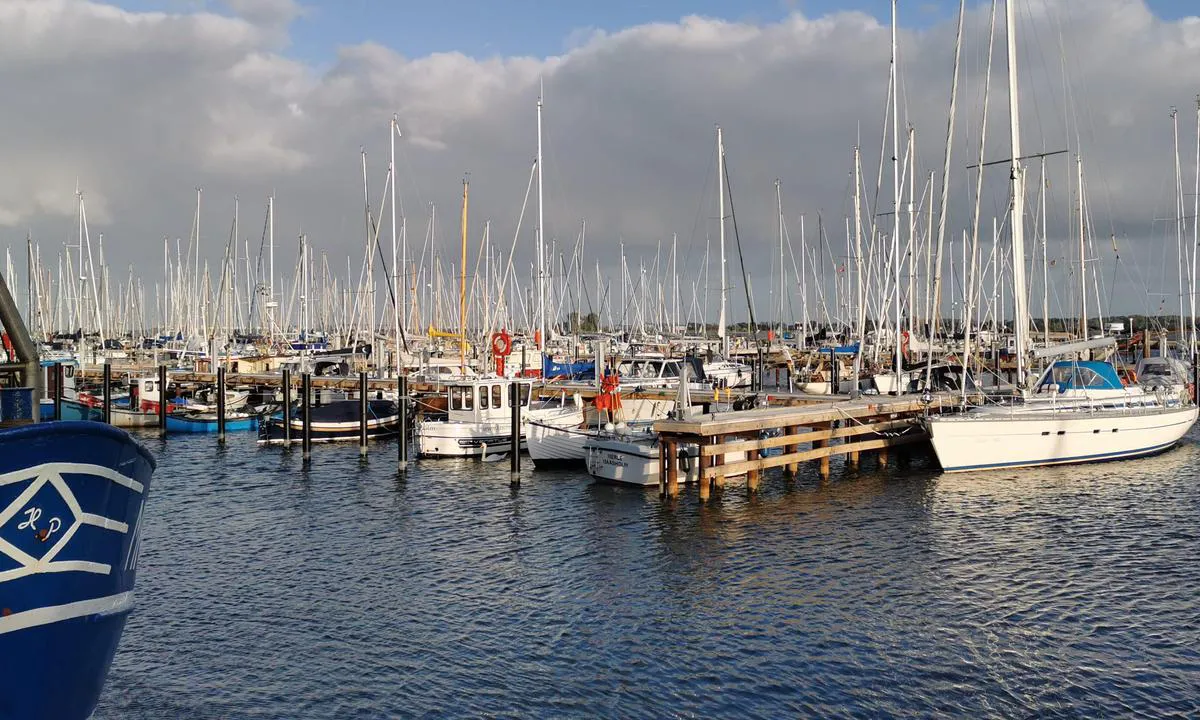 {"base": "de", "no": "Maasholm Marina ved innseilingen til Schlei", "se": "Maasholm Marina vid inloppet till Schlei", "en": "Maasholm Marina at the entrance to Schlei", "da": "Maasholm Marina i indsejlingen til Schlei", "fr": "Marina de Maasholm \u00e0 l'entr\u00e9e du Schlei", "de": "Maasholm Marina in der Einfahrt zu Schlei", "es": "Marina Maasholm en la entrada a Schlei", "it": "Marina di Maasholm all'ingresso del fiordo di Schlei", "pt": "Marina Maasholm na entrada para Schlei", "nl": "Maasholm Marina in de toegang tot Schlei", "pl": "Marina Maasholm przy wej\u015bciu do Schlei", "uk": "\u041c\u0430\u0440\u0438\u043d\u0430 \u041c\u0430\u0430\u0448\u043e\u043b\u044c\u043c \u043f\u0440\u0438 \u0432\u0445\u043e\u0434\u0456 \u0434\u043e \u0428\u043b\u0435\u0439", "ro": "Marina Maasholm la intrarea \u00een Schlei", "tr": "Schlei Giri\u015fi'ndeki Maasholm Marina", "el": "\u039c\u03b1\u03c1\u03af\u03bd\u03b1 Maasholm \u03c3\u03c4\u03b7\u03bd \u03b5\u03af\u03c3\u03bf\u03b4\u03bf \u03c4\u03bf\u03c5 Schlei", "cs": "Marina Maasholm u vjezdu do Schlei", "hu": "Maasholm Marina a Schlei bej\u00e1rat\u00e1n\u00e1l", "fi": "Maasholm Marina <i>Schlei</i>n sis\u00e4\u00e4nk\u00e4ynnill\u00e4", "bg": "\u041c\u0430\u0440\u0438\u043d\u0430 \u041c\u0430\u0430\u0448\u043e\u043b\u043c \u043f\u0440\u0438 \u0432\u0445\u043e\u0434\u0430 \u043d\u0430 \u0428\u043b\u0430\u0439", "sr": "\u041c\u0430\u0440\u0438\u043d\u0430 \u041c\u0430\u0430\u0448\u043e\u043b\u043c \u043d\u0430 \u0443\u043b\u0430\u0437\u0443 \u0443 \u0428\u043b\u0435\u0458", "et": "Maasholmi jahisadam Schlei sissep\u00e4\u00e4su juures", "lv": "Maasholm Marina ieej\u0101 uz \u0160lei", "lt": "Maasholm prieplauka prie \u012f\u0117jimo \u012f \u0160l\u0117j\u0173"}