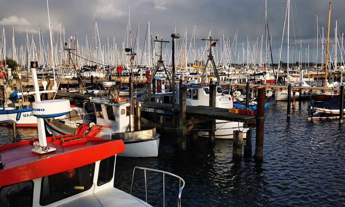 {"base": "de", "no": "Maasholm Marina ved innl\u00f8pet til Schlei", "se": "Maasholm Marina i inloppet till Schlei", "en": "Maasholm Marina at the entrance to Schlei", "da": "Maasholm Marina i indsejlingen til Schlei", "fr": "Marina de Maasholm \u00e0 l'entr\u00e9e du Schlei", "de": "Maasholm Marina in der Einfahrt zu Schlei", "es": "Marina de Maasholm en la entrada del Schlei", "it": "Marina di Maasholm all'ingresso di Schlei", "pt": "Marina Maasholm na entrada de Schlei", "nl": "Maasholm Marina in de ingang naar de Schlei", "pl": "Marina Maasholm przy wej\u015bciu do Schleia", "uk": "\u041c\u0430\u0440\u0438\u043d\u0430 \u041c\u0430\u0430\u0441\u0445\u043e\u043b\u044c\u043c \u043f\u0440\u0438 \u0432\u0445\u043e\u0434\u0456 \u0434\u043e \u0428\u043b\u0435\u044f", "ro": "Marina Maasholm la intrarea \u00een Schlei", "tr": "Maasholm Marina, Schlei giri\u015finde", "el": "\u039c\u03b1\u03c1\u03af\u03bd\u03b1 Maasholm \u03c3\u03c4\u03b7\u03bd \u03b5\u03af\u03c3\u03bf\u03b4\u03bf \u03c4\u03bf\u03c5 Schlei", "cs": "Marina Maasholm v \u00fast\u00ed \u0159eky Schlei", "hu": "Maasholm Marina a Schlei bej\u00e1rat\u00e1n\u00e1l", "fi": "Maasholm Marina Schlein suiston sis\u00e4\u00e4nk\u00e4ynnill\u00e4", "bg": "\u041c\u0430\u0448\u0445\u043e\u043b\u043c \u041c\u0430\u0440\u0438\u043d\u0430 \u043d\u0430 \u0432\u0445\u043e\u0434\u0430 \u043d\u0430 \u0428\u043b\u0435\u0438", "sr": "Marina Maasholm na ulazu u Schlei", "et": "Maasholm Marina Schlei sissep\u00e4\u00e4su juures", "lv": "Maasholm Marina ieej\u0101 uz \u0160lei", "lt": "Maasholm Marina \u012fplaukos \u012f \u0160lei"}