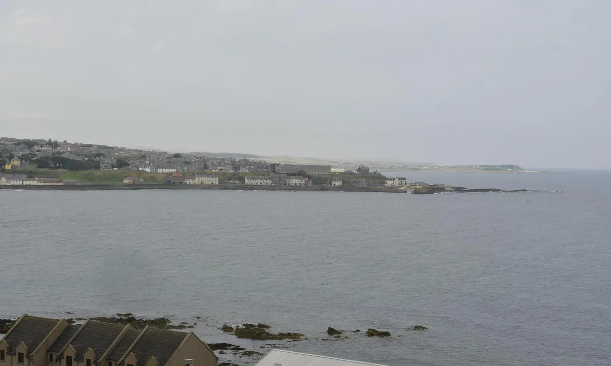 {"base": "no", "no": "Macduff.  Lengst bak kan ein s\u00e5 vidt sj\u00e5 Banff", "se": "Macduff. L\u00e4ngst bak kan man knappt se Banff", "en": "Macduff. <br> In the far background, one can just barely see Banff", "da": "Macduff. L\u00e6ngst bagude kan man lige ane Banff"}