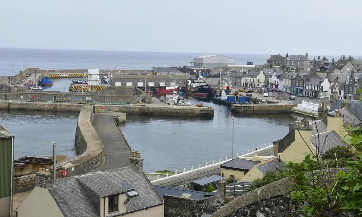 {"base": "no", "no": "Macduff Grei innsegling og godt beskytta bak moloar.", "se": "Macduff Enkel insegling och v\u00e4l skyddad bakom pirar.", "en": "Macduff Easy approach and well protected behind breakwaters.", "da": "Macduff Nem sejladsindgang og godt beskyttet bag moler."}