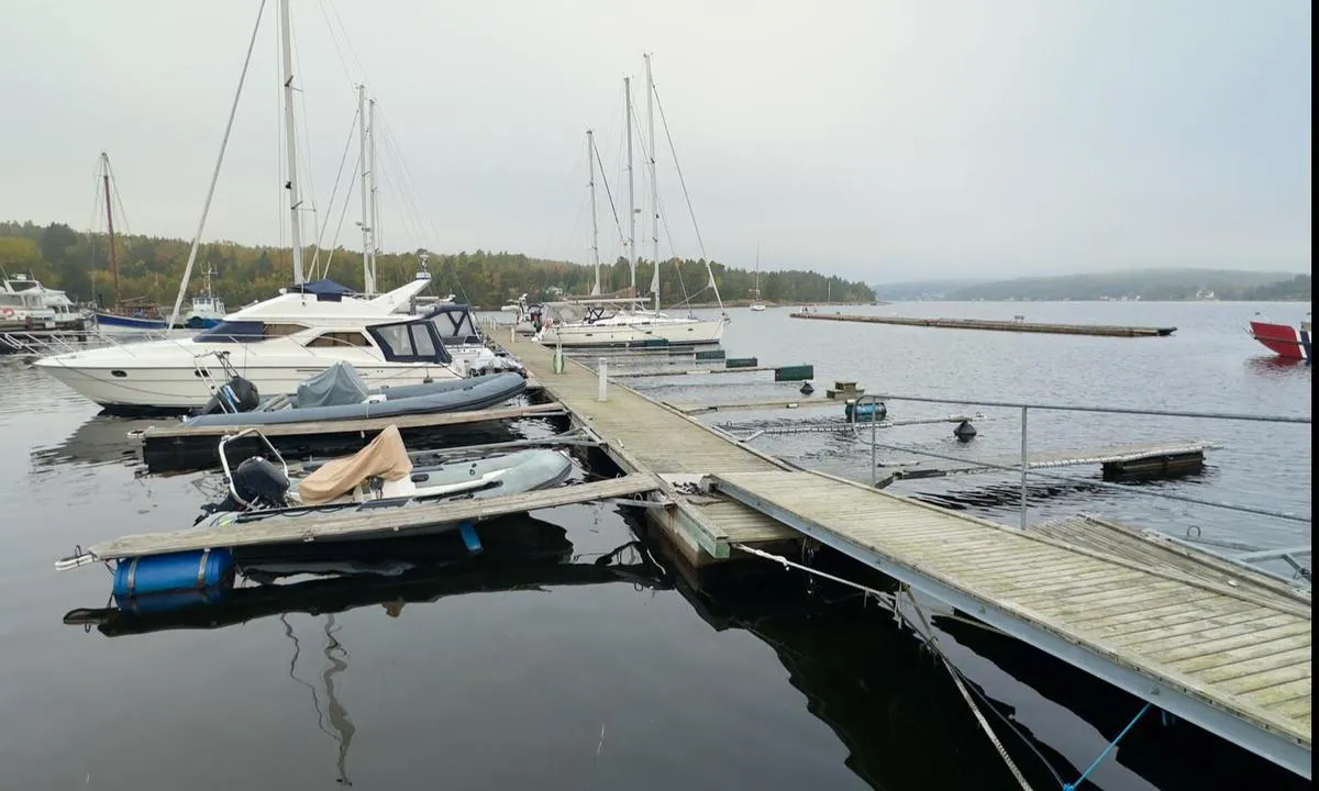 Mågerø Marina: {"base": "no", "no": "Gjesteplassen ligger ytterst p\u00e5 bryggen. Det er 4 cjesteplasser i havnen", "se": "G\u00e4stplatsen ligger ytterst p\u00e5 bryggan. Det finns 4 g\u00e4stplatser i hamnen.", "en": "The guest berth is located at the outermost part of the pier. There are 4 guest berths in the harbor.", "da": "G\u00e6stepladsen ligger yderst p\u00e5 bryggen. Der er 4 g\u00e6stepladser i havnen", "fr": "La place pour invit\u00e9s se trouve \u00e0 l'extr\u00e9mit\u00e9 du quai. Il y a 4 places pour invit\u00e9s dans le port.", "de": "Der G\u00e4steliegeplatz liegt ganz au\u00dfen am Steg. Es gibt 4 G\u00e4stepl\u00e4tze im Hafen", "es": "El atraque para invitados se encuentra al final del muelle. Hay 4 atracaderos para invitados en el puerto.", "it": "Il posto per gli ospiti si trova all'estremit\u00e0 del molo. Ci sono 4 posti per gli ospiti nel porto.", "pt": "O local para visitantes fica na extremidade do cais. H\u00e1 4 lugares para visitantes no porto.", "nl": "De gastenplaats ligt het verst op de steiger. Er zijn 4 gastenplaatsen in de haven", "pl": "Miejsce dla go\u015bci znajduje si\u0119 na ko\u0144cu pomostu. W porcie s\u0105 4 miejsca dla go\u015bci.", "uk": "\u0413\u043e\u0441\u0442\u044c\u043e\u0432\u0435 \u043c\u0456\u0441\u0446\u0435 \u0440\u043e\u0437\u0442\u0430\u0448\u043e\u0432\u0430\u043d\u0435 \u043d\u0430 \u0441\u0430\u043c\u043e\u043c\u0443 \u043a\u0440\u0430\u044e \u043f\u0440\u0438\u0447\u0430\u043b\u0443. \u0423 \u0433\u0430\u0432\u0430\u043d\u0456 \u0454 4 \u0433\u043e\u0441\u0442\u044c\u043e\u0432\u0456 \u043c\u0456\u0441\u0446\u044f", "ro": "Locul pentru oaspe\u021bi se afl\u0103 la cap\u0103tul digului. Exist\u0103 4 locuri pentru oaspe\u021bi \u00een port.", "tr": "Misafir yeri iskelenin en ucunda yer almaktad\u0131r. Limanda 4 misafir yeri bulunmaktad\u0131r.", "el": "\u0397 \u03b8\u03ad\u03c3\u03b7 \u03c6\u03b9\u03bb\u03bf\u03be\u03b5\u03bd\u03af\u03b1\u03c2 \u03b2\u03c1\u03af\u03c3\u03ba\u03b5\u03c4\u03b1\u03b9 \u03c3\u03c4\u03b7\u03bd \u03ac\u03ba\u03c1\u03b7 \u03c4\u03b7\u03c2 \u03c0\u03c1\u03bf\u03ba\u03c5\u03bc\u03b1\u03af\u03b1\u03c2. \u03a5\u03c0\u03ac\u03c1\u03c7\u03bf\u03c5\u03bd 4 \u03b8\u03ad\u03c3\u03b5\u03b9\u03c2 \u03c6\u03b9\u03bb\u03bf\u03be\u03b5\u03bd\u03af\u03b1\u03c2 \u03c3\u03c4\u03bf \u03bb\u03b9\u03bc\u03ac\u03bd\u03b9", "cs": "Hostovsk\u00e9 m\u00edsto je um\u00edst\u011bno na konci mola. V p\u0159\u00edstavu jsou 4 hostovsk\u00e1 m\u00edsta.", "hu": "A vend\u00e9ghelyek a m\u00f3l\u00f3 legk\u00fcls\u0151 r\u00e9sz\u00e9n tal\u00e1lhat\u00f3k. A kik\u00f6t\u0151ben 4 vend\u00e9ghely van.", "fi": "Vieraspaikka sijaitsee laiturin p\u00e4\u00e4ss\u00e4. Satamassa on 4 vieraspaikkaa.", "bg": "\u0413\u043e\u0441\u0442\u0443\u0432\u0430\u0449\u043e\u0442\u043e \u043c\u044f\u0441\u0442\u043e \u0441\u0435 \u043d\u0430\u043c\u0438\u0440\u0430 \u043d\u0430 \u043a\u0440\u0430\u044f \u043d\u0430 \u043a\u0435\u044f. \u0418\u043c\u0430 4 \u043c\u0435\u0441\u0442\u0430 \u0437\u0430 \u0433\u043e\u0441\u0442\u0438 \u0432 \u043f\u0440\u0438\u0441\u0442\u0430\u043d\u0438\u0449\u0435\u0442\u043e.", "sr": "Pristani\u0161te za goste se nalazi na kraju dokova. U luci postoje 4 mesta za goste.", "et": "K\u00fclaliste kai asub kai \u00e4\u00e4res. Sadamas on 4 k\u00fclaliskohta.", "lv": "Viesu vietas atrodas pie piest\u0101tnes \u0101r\u0113j\u0101s da\u013cas. Osta pied\u0101v\u0101 4 viesu vietas.", "lt": "Sve\u010di\u0173 vieta yra prie pat prieplaukos kra\u0161to. Uoste yra 4 vietos sve\u010diams"}