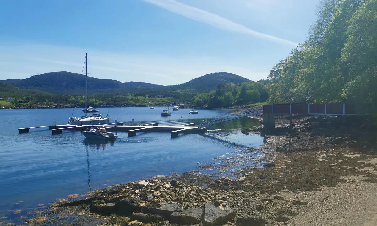 Magerøya: {"base": "no", "no": "Den bakerste av to flytebrygger.", "se": "Den bakre av tv\u00e5 flytbryggor.", "en": "The rearmost of two floating pontoons.", "da": "Den bagerste af to flydebroer."}