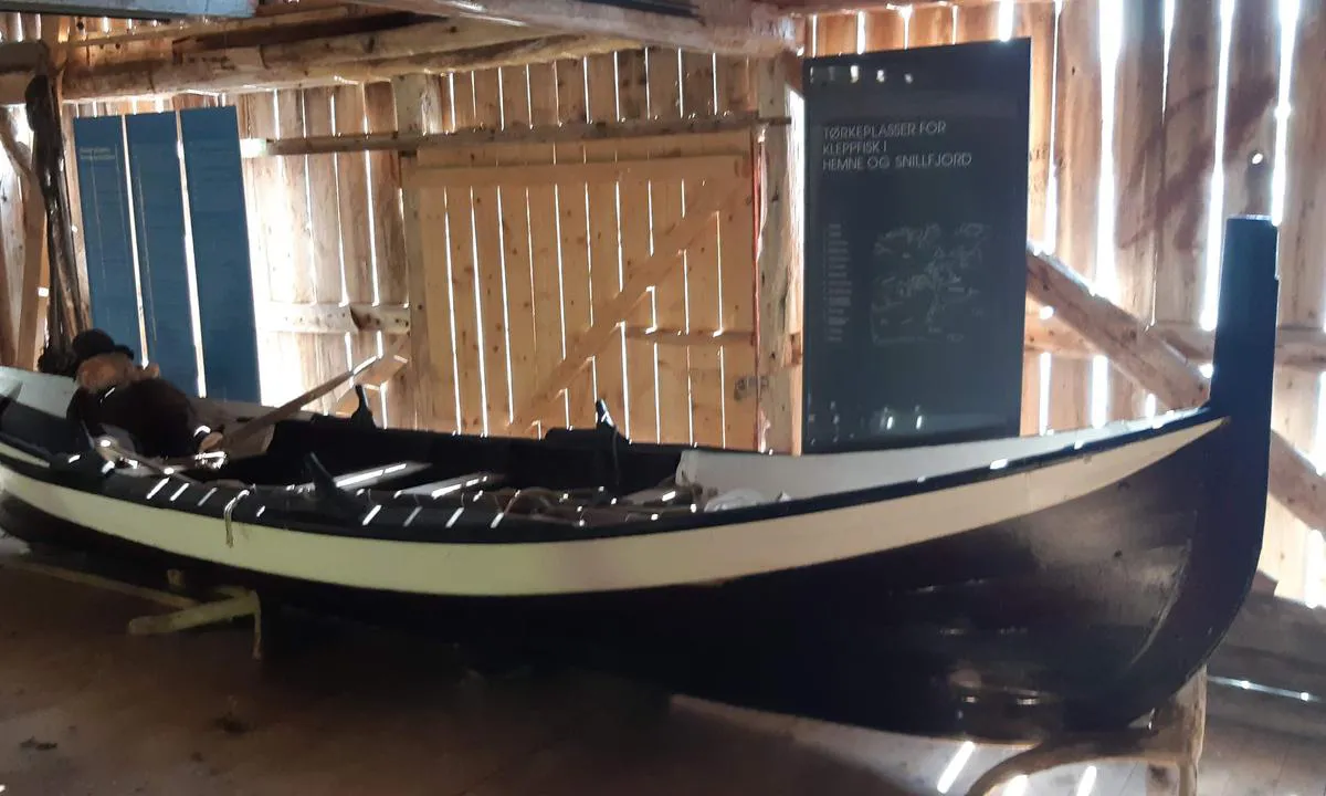 Magerøya: {"base": "no", "no": "F\u00e6ring p\u00e5 museet.", "se": "Fering p\u00e5 museet.", "en": "Rowboat at the museum.", "da": "F\u00e6ring p\u00e5 museet."}