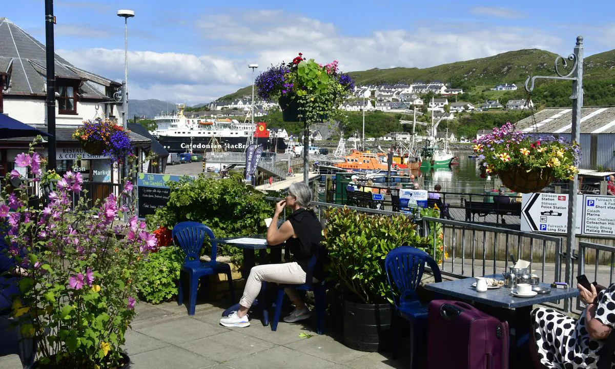 Mallaig Harbour Authority: {"base": "no", "no": "Maillag er ein koseleg liten by som er endestasjonen for tog.  \r\nFr\u00e5 her kan ein ta \"Harry Potter\" toget og k\u00f8yre over viadukten som er med i filmen.  Det er og mange fergeforbindelsar her.", "se": "Maillag \u00e4r en mysig liten stad som \u00e4r slutstationen f\u00f6r t\u00e5get. Fr\u00e5n h\u00e4r kan man ta \"Harry Potter\"-t\u00e5get och k\u00f6ra \u00f6ver viadukten som \u00e4r med i filmen. Det finns ocks\u00e5 m\u00e5nga f\u00e4rjef\u00f6rbindelser h\u00e4r.", "en": "Maillag is a charming little town that is the terminus for the train. From here, you can take the 'Harry Potter' train and travel over the viaduct featured in the film. There are also many ferry connections here.", "da": "Maillag er en hyggelig lille by, som er endestationen for tog.<br>Herfra kan man tage \"Harry Potter\" toget og k\u00f8re over viadukten, som er med i filmen. Der er ogs\u00e5 mange f\u00e6rgeforbindelser her."}