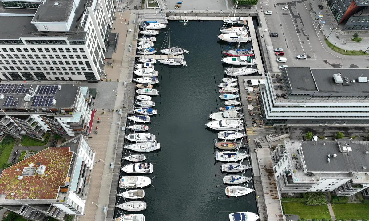 Malmö Dockan Marina: {"base": "no", "no": "Den innerste delen av Dockan Maina i Malm\u00f6", "se": "Den innersta delen av Dockan Maina i Malm\u00f6", "en": "The innermost part of Dockan Marina in Malm\u00f6", "da": "Den inderste del af Dockan Marina i Malm\u00f6", "fr": "La partie la plus int\u00e9rieure de Dockan Marina \u00e0 Malm\u00f6", "de": "Der innerste Teil des Dockan Maina in Malm\u00f6", "es": "La parte m\u00e1s interna de Dockan Marina en Malm\u00f6", "it": "La parte pi\u00f9 interna di Dockan Marina a Malm\u00f6", "pt": "A parte mais interna da Dockan Marina em Malm\u00f6", "nl": "Het binnenste gedeelte van Dockan Marina in Malm\u00f6", "pl": "Najbardziej wewn\u0119trzna cz\u0119\u015b\u0107 Dockan Marina w Malm\u00f6", "uk": "\u0412\u043d\u0443\u0442\u0440\u0456\u0448\u043d\u044f \u0447\u0430\u0441\u0442\u0438\u043d\u0430 Dockan Marina \u0432 \u041c\u0430\u043b\u044c\u043c\u0435", "ro": "Partea interioar\u0103 a Dockan Marina \u00een Malm\u00f6", "tr": "Malm\u00f6'deki Dockan Marina'n\u0131n en i\u00e7 k\u0131sm\u0131", "el": "\u03a4\u03bf \u03b5\u03c3\u03c9\u03c4\u03b5\u03c1\u03b9\u03ba\u03cc \u03c4\u03bc\u03ae\u03bc\u03b1 \u03c4\u03b7\u03c2 Dockan Maina \u03c3\u03c4\u03bf \u039c\u03ac\u03bb\u03bc\u03b5", "cs": "Nejvnit\u0159n\u011bj\u0161\u00ed \u010d\u00e1st Dockan Maina v Malm\u00f6", "hu": "A Dockan Marina Malm\u00f6 legbels\u0151 r\u00e9sze", "fi": "Malm\u00f6n Dockan Marinan sisin osa", "bg": "\u041d\u0430\u0439-\u0432\u044a\u0442\u0440\u0435\u0448\u043d\u0430\u0442\u0430 \u0447\u0430\u0441\u0442 \u043d\u0430 Dockan Maina \u0432 \u041c\u0430\u043b\u043c\u044c\u043e", "sr": "Unutra\u0161nji deo Dockan Marine u Malm\u00f6u", "et": "Dockan Maina k\u00f5ige sisemine osa Malm\u00f6s", "lv": "Dockan Mainas iek\u0161\u0113j\u0101 da\u013ca Malm\u0113", "lt": "Vidin\u0117 Dockan Mainos dalis Malm\u0117je"}