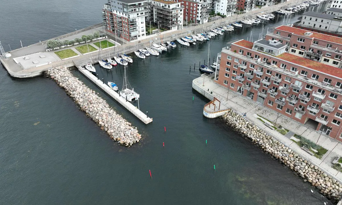 Malmö Dockan Marina: {"base": "no", "no": "F\u00f8lg r\u00f8de og gr\u00f8nne merker p\u00e5 vei inn i havnen", "se": "F\u00f6lj r\u00f6da och gr\u00f6na m\u00e4rken p\u00e5 v\u00e4gen in i hamnen", "en": "Follow red and green markers when entering the harbour", "da": "F\u00f8lg r\u00f8de og gr\u00f8nne m\u00e6rker p\u00e5 vej ind i havnen", "fr": "Suivez les balises rouges et vertes en entrant dans le port", "de": "Folgen Sie den roten und gr\u00fcnen Markierungen auf dem Weg in den Hafen", "es": "Siga las marcas rojas y verdes al entrar en el puerto", "it": "Segui i segnali rossi e verdi mentre entri nel porto", "pt": "Siga as marcas vermelhas e verdes ao entrar no porto", "nl": "Volg de rode en groene markeringen bij het binnenvaren van de haven", "pl": "Pod\u0105\u017caj za czerwonymi i zielonymi znakami w drodze do portu", "uk": "\u0414\u043e\u0442\u0440\u0438\u043c\u0443\u0439\u0442\u0435\u0441\u044c \u0447\u0435\u0440\u0432\u043e\u043d\u0438\u0445 \u0442\u0430 \u0437\u0435\u043b\u0435\u043d\u0438\u0445 \u0437\u043d\u0430\u043a\u0456\u0432, \u0432\u0445\u043e\u0434\u044f\u0447\u0438 \u0432 \u0433\u0430\u0432\u0430\u043d\u044c", "ro": "Urma\u021bi marcajele ro\u0219ii \u0219i verzi \u00een drumul spre port", "tr": "Liman i\u00e7ine giderken k\u0131rm\u0131z\u0131 ve ye\u015fil i\u015faretleri takip edin", "el": "\u0391\u03ba\u03bf\u03bb\u03bf\u03c5\u03b8\u03ae\u03c3\u03c4\u03b5 \u03c4\u03b1 \u03ba\u03cc\u03ba\u03ba\u03b9\u03bd\u03b1 \u03ba\u03b1\u03b9 \u03c0\u03c1\u03ac\u03c3\u03b9\u03bd\u03b1 \u03c3\u03b7\u03bc\u03ac\u03b4\u03b9\u03b1 \u03ba\u03b1\u03c4\u03ac \u03c4\u03b7\u03bd \u03b5\u03af\u03c3\u03bf\u03b4\u03cc \u03c3\u03b1\u03c2 \u03c3\u03c4\u03bf \u03bb\u03b9\u03bc\u03ac\u03bd\u03b9", "cs": "Sledujte \u010derven\u00e9 a zelen\u00e9 zna\u010dky p\u0159i vjezdu do p\u0159\u00edstavu", "hu": "K\u00f6vesse a piros \u00e9s z\u00f6ld jelz\u00e9seket a kik\u00f6t\u0151be val\u00f3 bejut\u00e1skor", "fi": "Seuraa punaisia ja vihreit\u00e4 merkkej\u00e4 satamaan tullessa", "bg": "\u0421\u043b\u0435\u0434\u0432\u0430\u0439\u0442\u0435 \u0447\u0435\u0440\u0432\u0435\u043d\u0438\u0442\u0435 \u0438 \u0437\u0435\u043b\u0435\u043d\u0438\u0442\u0435 \u043c\u0430\u0440\u043a\u0438\u0440\u043e\u0432\u043a\u0438, \u0434\u043e\u043a\u0430\u0442\u043e \u043d\u0430\u0432\u043b\u0438\u0437\u0430\u0442\u0435 \u0432 \u043f\u0440\u0438\u0441\u0442\u0430\u043d\u0438\u0449\u0435\u0442\u043e", "sr": "Pratite crvene i zelene oznake na putu ka luci", "et": "J\u00e4lgi punaseid ja rohelisi m\u00e4rke sadamasse sisenedes", "lv": "Sekojiet sarkanajiem un za\u013cajiem mar\u0137ieriem ce\u013c\u0101 uz ostu", "lt": "Vadovaukit\u0117s raudonais ir \u017ealiais \u017eenklais \u012fplaukdami \u012f uost\u0105"}