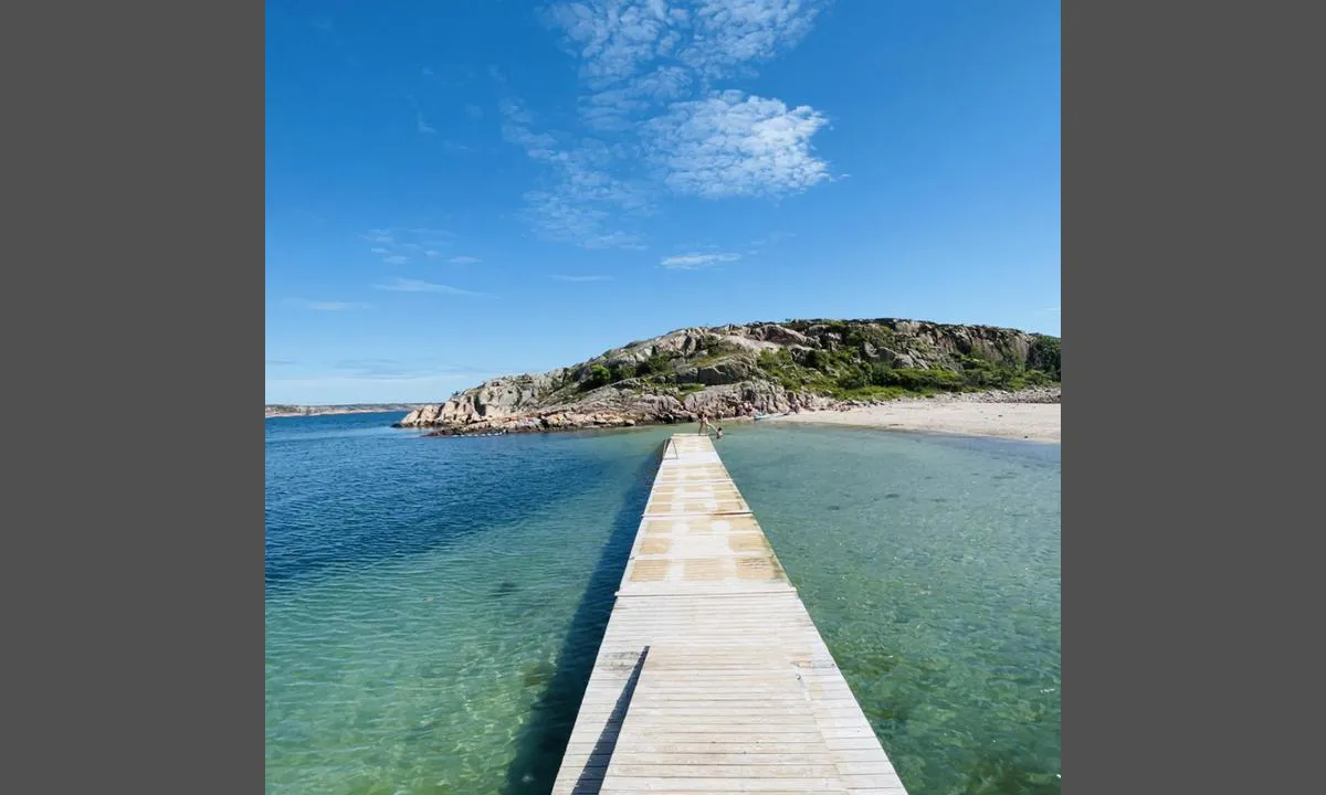 Malmön - Fiskehamnen: {"base": "no", "no": "Badestranden P\u00e4rlan p\u00e5 \u00f8stsiden av \u00f8ya.", "se": "Badstranden P\u00e4rlan p\u00e5 \u00f6stsidan av \u00f6n.", "en": "The bathing beach P\u00e4rlan on the east side of the island.", "da": "Badestranden P\u00e4rlan p\u00e5 \u00f8stsiden af \u00f8en.", "fr": "La plage de P\u00e4rlan sur le c\u00f4t\u00e9 est de l'\u00eele.", "de": "Der Badestrand P\u00e4rlan auf der Ostseite der Insel.", "es": "La playa P\u00e4rlan en el lado este de la isla.", "it": "La spiaggia balneare P\u00e4rlan sul lato est dell'isola.", "pt": "A praia P\u00e4rlan no lado leste da ilha.", "nl": "Het strand P\u00e4rlan aan de oostkant van het eiland.", "pl": "Pla\u017ca k\u0105pieliskowa P\u00e4rlan po wschodniej stronie wyspy.", "uk": "\u041f\u043b\u044f\u0436 \u041f\u044d\u0440\u043b\u0430 \u043d\u0430 \u0441\u0445\u0456\u0434\u043d\u0456\u0439 \u0441\u0442\u043e\u0440\u043e\u043d\u0456 \u043e\u0441\u0442\u0440\u043e\u0432\u0430.", "ro": "Plaja P\u00e4rlan de pe partea de est a insulei.", "tr": "Adan\u0131n do\u011fu taraf\u0131ndaki P\u00e4rlan plaj\u0131.", "el": "\u0397 \u03c0\u03b1\u03c1\u03b1\u03bb\u03af\u03b1 \u03ba\u03bf\u03bb\u03cd\u03bc\u03b2\u03b7\u03c3\u03b7\u03c2 P\u00e4rlan \u03c3\u03c4\u03b7\u03bd \u03b1\u03bd\u03b1\u03c4\u03bf\u03bb\u03b9\u03ba\u03ae \u03c0\u03bb\u03b5\u03c5\u03c1\u03ac \u03c4\u03bf\u03c5 \u03bd\u03b7\u03c3\u03b9\u03bf\u03cd.", "cs": "Pl\u00e1\u017e P\u00e4rlan na v\u00fdchodn\u00ed stran\u011b ostrova.", "hu": "A P\u00e4rlan strand a sziget keleti oldal\u00e1n.", "fi": "Uimaranta P\u00e4rlan saaren it\u00e4puolella.", "bg": "\u041f\u043b\u0430\u0436\u044a\u0442 \u041f\u00e4rlan \u043d\u0430 \u0438\u0437\u0442\u043e\u0447\u043d\u0430\u0442\u0430 \u0441\u0442\u0440\u0430\u043d\u0430 \u043d\u0430 \u043e\u0441\u0442\u0440\u043e\u0432\u0430.", "sr": "Pla\u017ea P\u00e4rlan na isto\u010dnoj strani ostrva.", "et": "Suplusrand P\u00e4rlan saare idak\u00fcljel.", "lv": "Peldvietas pludmale P\u0113rle salas austrumu pus\u0113.", "lt": "Papl\u016bdimys P\u00e4rlan rytin\u0117je salos pus\u0117je."}
