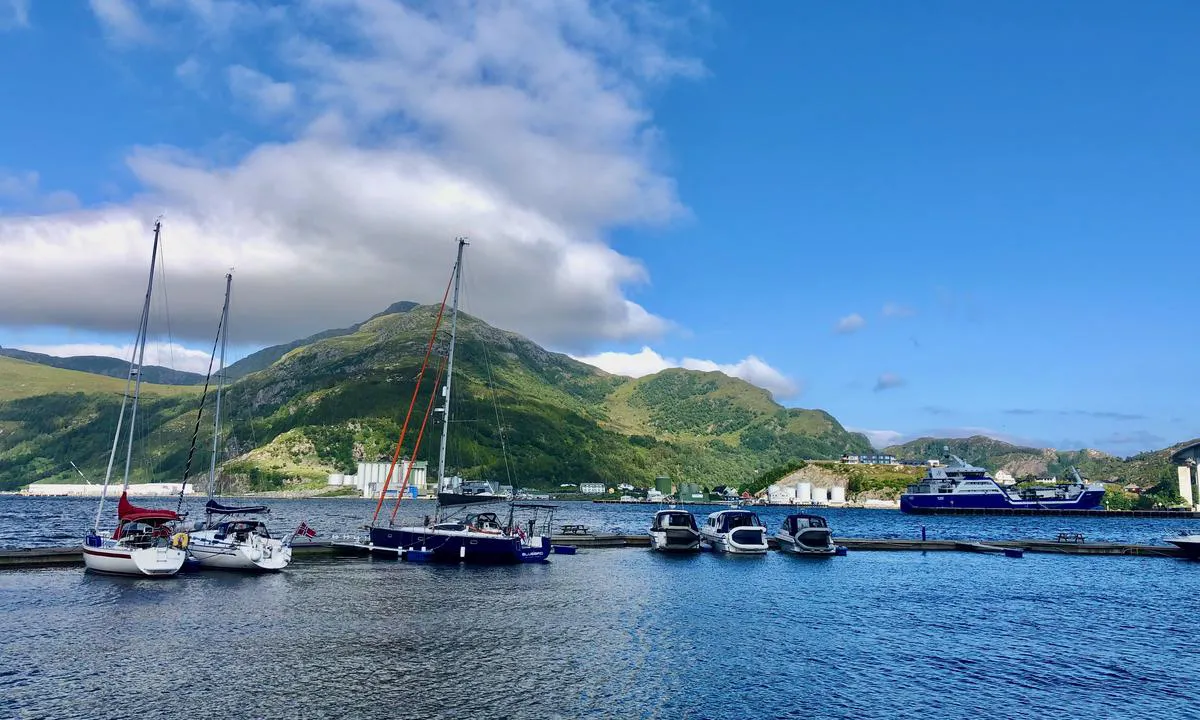 Måløy Gjestehavn: {"base": "no", "no": "M\u00e5l\u00f8y gjestehavn har god plass, men vinden fra nord tok godt. Fin venteplass om du skal runde Stadt og vinden ikke spiller p\u00e5 lag.\r\nDrivstoff hos M\u00e5l\u00f8y B\u00e5tservice tvers over sundet, p\u00e5 styrbord side etter at du har passert bura p\u00e5 tur vestover. Selvbetjening p\u00e5 ei lita flytebrygge med gode dybder for seilb\u00e5ter.\r\nKIWI ligger innenfor kort gangavstand fra havna. \r\nInkludert i havneavgiften er tilgang til sanit\u00e6rhuset med dusj, toaletter og vaskemaskiner. Sistnevnte m\u00e5 betales for. \r\nV\u00e6r kjapp dusjen, for tidsinnstilt bevegelsesensitiv lysbryter slukker dusjrommene om ingen beveger seg i rommet der vaskemaskinene st\u00e5r...!?!.", "se": "M\u00e5l\u00f6 g\u00e4sthamn har gott om plats, men vinden fr\u00e5n norr bl\u00e5ste kraftigt. Bra v\u00e4ntplats om du ska runda Stad och vinden inte samarbetar.\n<br />\n<br />\nBr\u00e4nsle hos M\u00e5l\u00f6 B\u00e5tservice tv\u00e4rs \u00f6ver sundet, p\u00e5 styrbord sida efter att du passerat bodarna p\u00e5 v\u00e4g v\u00e4sterut. Sj\u00e4lvbetj\u00e4ning vid en liten flytbrygga med bra djup f\u00f6r segelb\u00e5tar.\n<br />\n<br />\nKIWI ligger inom kort g\u00e5ngavst\u00e5nd fr\u00e5n hamnen.\n<br />\n<br />\nInklusive i hamnavgiften \u00e4r tillg\u00e5ng till sanit\u00e4rhuset med dusch, toaletter och tv\u00e4ttmaskiner. F\u00f6r tv\u00e4ttmaskinerna m\u00e5ste man betala.\n<br />\n<br />\nVar snabb i duschen, f\u00f6r den tidsinst\u00e4llda r\u00f6relsek\u00e4nsliga ljusstr\u00f6mbrytaren sl\u00e4cker i duschrummen om ingen r\u00f6r sig i rummet d\u00e4r tv\u00e4ttmaskinerna st\u00e5r...!?!.", "en": "M\u00e5l\u00f8y guest harbor has plenty of space, but the wind from the north can be strong. A good waiting spot if you are rounding Stadt and the wind is not in your favor. Fuel is available at M\u00e5l\u00f8y B\u00e5tservice across the strait, on the starboard side after you pass the bura when heading west. Self-service on a small floating dock with good depths for sailboats. The KIWI supermarket is within a short walking distance from the harbor. Included in the harbor fee is access to the sanitary house with showers, toilets, and washing machines. The latter must be paid for. Be quick in the shower, because the timer-based motion-sensitive light switch turns off the lights in the shower rooms if no one moves in the room where the washing machines are located...!?!", "da": "M\u00e5l\u00f8y g\u00e6stehavn har god plads, men vinden fra nord tog godt fat. Fin venteplads hvis du skal runde Stadt, og vinden ikke er med dig.\nBr\u00e6ndstof hos M\u00e5l\u00f8y B\u00e5dservice lige over sundet, p\u00e5 styrbord side efter du har passeret buret p\u00e5 vej vestover. Selvbetjening p\u00e5 en lille flydebro med gode dybder for sejlb\u00e5de.\nKIWI ligger inden for kort gangafstand fra havnen.\nInkluderet i havneafgiften er adgang til sanit\u00e6rhuset med bruser, toiletter og vaskemaskiner. Sidstn\u00e6vnte skal betales for.\nV\u00e6r hurtig i bruseren, for den tidsindstillede bev\u00e6gelsessensitive lyskontakt slukker i bruserummene, hvis ingen bev\u00e6ger sig i rummet, hvor vaskemaskinerne st\u00e5r...!?!"}