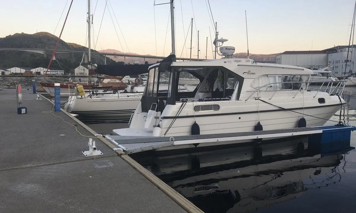 Måløy Gjestehavn: {"base": "no", "no": "Ytterst p\u00e5 brygga kan det v\u00e6re sv\u00e6rt urolig n\u00e5r hurtigb\u00e5ten anl\u00f8per. Den tar ingen hensyn og da river det og sliter i fort\u00f8yningene. Dersom plass innover mot land anbefales dette. Ellers fredelig havn.", "se": "Ytterst p\u00e5 bryggan kan det vara mycket oroligt n\u00e4r snabb\u00e5ten anl\u00f6per. Den tar ingen h\u00e4nsyn och d\u00e5 sliter det i f\u00f6rt\u00f6jningarna. Om det finns plats n\u00e4rmare land rekommenderas detta. Annars lugn hamn.", "en": "At the outer part of the pier, it can be very unstable when the express boat docks. It takes no precautions, causing strain and stress on the moorings. If there is space further inland, this is recommended. Otherwise, a peaceful harbor.", "da": "Yderst p\u00e5 broen kan det v\u00e6re meget uroligt, n\u00e5r hurtigb\u00e5den anl\u00f8ber. Den tager ingen hensyn, og det river og slider i fort\u00f8jningerne. Hvis der er plads l\u00e6ngere inde mod land, anbefales dette. Ellers fredelig havn."}