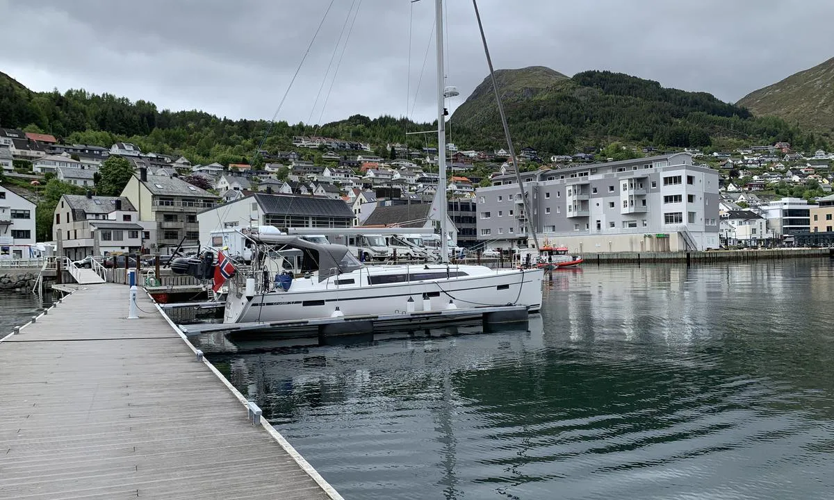 Måløy Gjestehavn: {"base": "no", "no": "Ligg helst p\u00e5 innsiden av betongbryggene. Litt b\u00f8lger fra ferge, hurtigb\u00e5t og andre b\u00e5ter. En del dur/ st\u00f8y fra fiskeb\u00e5ter.", "se": "Ligg helst p\u00e5 insidan av betongbryggorna. Lite v\u00e5gor fr\u00e5n f\u00e4rja, snabb\u00e5t och andra b\u00e5tar. En del d\u00e5n/ buller fr\u00e5n fiskeb\u00e5tar.", "en": "Preferably dock on the inside of the concrete piers. Some waves from ferries, express boats, and other vessels. Some hum/noise from fishing boats.", "da": "Lig helst p\u00e5 indersiden af betonbroerne. Let b\u00f8lger fra f\u00e6rge, hurtigb\u00e5d og andre b\u00e5de. En del rumlen/st\u00f8j fra fiskerb\u00e5de.", "fr": "\u00c9vitez de pr\u00e9f\u00e9rence la face int\u00e9rieure des quais en b\u00e9ton. Quelques vagues \u00e0 cause des ferries, des bateaux rapides et d'autres bateaux. Un peu de bruit/vibration d\u00fb aux bateaux de p\u00eache.", "de": "Legen Sie sich am besten auf die Innenseite der Betonkais. Etwas Wellen von der F\u00e4hre, dem Schnellboot und anderen Booten. Einiger L\u00e4rm von den Fischereifahrzeugen.", "es": "Preferiblemente atracar en el interior de los muelles de hormig\u00f3n. Algunas olas de transbordadores, barcos r\u00e1pidos y otras embarcaciones. Algo de ruido/sonido de los barcos de pesca.", "it": "Ormeggia preferibilmente all'interno dei moli di cemento. Un po' di onde causate da traghetti, aliscafi e altre imbarcazioni. Un po' di rumore e frastuono dalle barche da pesca.", "pt": "Prefira ancorar no lado interno dos cais de concreto. Algumas ondas de balsa, embarca\u00e7\u00e3o r\u00e1pida e outros barcos. Um pouco de barulho dos barcos de pesca.", "nl": "Ligt bij voorkeur aan de binnenkant van de betonnen steigers. Enige golven van de veerboot, snelle boot en andere boten. Enig gerommel/ lawaai van vissersboten.", "pl": "Najlepiej cumowa\u0107 po wewn\u0119trznej stronie betonowych nabrze\u017cy. Troch\u0119 fal od promu, szybkiej \u0142odzi i innych statk\u00f3w. Nieco ha\u0142asu od kutr\u00f3w rybackich.", "uk": "\u041d\u0430\u0439\u043a\u0440\u0430\u0449\u0435 \u0441\u0442\u043e\u044f\u0442\u0438 \u0437 \u0432\u043d\u0443\u0442\u0440\u0456\u0448\u043d\u044c\u043e\u0433\u043e \u0431\u043e\u043a\u0443 \u0431\u0435\u0442\u043e\u043d\u043d\u0438\u0445 \u043f\u0440\u0438\u0447\u0430\u043b\u0456\u0432. \u041d\u0435\u0432\u0435\u043b\u0438\u043a\u0456 \u0445\u0432\u0438\u043b\u0456 \u0432\u0456\u0434 \u043f\u043e\u0440\u043e\u043c\u0430, \u0448\u0432\u0438\u0434\u043a\u0456\u0441\u043d\u043e\u0433\u043e \u043a\u0430\u0442\u0435\u0440\u0430 \u0442\u0430 \u0456\u043d\u0448\u0438\u0445 \u0447\u043e\u0432\u043d\u0456\u0432. \u0414\u0435\u044f\u043a\u0438\u0439 \u0448\u0443\u043c \u0432\u0456\u0434 \u0440\u0438\u0431\u0430\u043b\u044c\u0441\u044c\u043a\u0438\u0445 \u0447\u043e\u0432\u043d\u0456\u0432.", "ro": "Sta\u021bi de preferin\u021b\u0103 \u00een interiorul docurilor de beton. Valuri u\u0219oare de la feribot, nav\u0103 rapid\u0103 \u0219i alte b\u0103rci. Un pic de zgomot de la b\u0103rci de pescuit.", "tr": "Beton iskelelerin i\u00e7 k\u0131sm\u0131nda kalmaya \u00e7al\u0131\u015f\u0131n. Feribot, h\u0131zl\u0131 tekne ve di\u011fer teknelerden biraz dalga olabilir. Bal\u0131k\u00e7\u0131 teknelerinden bir miktar u\u011fultu/g\u00fcr\u00fclt\u00fc gelebilir.", "el": "\u03a0\u03c1\u03bf\u03c4\u03b9\u03bc\u03ae\u03c3\u03c4\u03b5 \u03bd\u03b1 \u03c0\u03b1\u03c1\u03b1\u03bc\u03b5\u03af\u03bd\u03b5\u03c4\u03b5 \u03c3\u03c4\u03b7\u03bd \u03b5\u03c3\u03c9\u03c4\u03b5\u03c1\u03b9\u03ba\u03ae \u03c0\u03bb\u03b5\u03c5\u03c1\u03ac \u03c4\u03c9\u03bd \u03c4\u03c3\u03b9\u03bc\u03b5\u03bd\u03c4\u03ad\u03bd\u03b9\u03c9\u03bd \u03c0\u03c1\u03bf\u03b2\u03bb\u03b7\u03c4\u03ce\u03bd. \u03a5\u03c0\u03ac\u03c1\u03c7\u03bf\u03c5\u03bd \u03bb\u03af\u03b3\u03b1 \u03ba\u03cd\u03bc\u03b1\u03c4\u03b1 \u03b1\u03c0\u03cc \u03c4\u03bf \u03c6\u03ad\u03c1\u03b9\u03bc\u03c0\u03bf\u03c4, \u03c4\u03bf \u03c4\u03b1\u03c7\u03cd\u03c0\u03bb\u03bf\u03bf \u03ba\u03b1\u03b9 \u03ac\u03bb\u03bb\u03b1 \u03c3\u03ba\u03ac\u03c6\u03b7. \u03a5\u03c0\u03ac\u03c1\u03c7\u03b5\u03b9 \u03ba\u03ac\u03c0\u03bf\u03b9\u03bf\u03c2 \u03b8\u03cc\u03c1\u03c5\u03b2\u03bf\u03c2 \u03b1\u03c0\u03cc \u03c4\u03b1 \u03b1\u03bb\u03b9\u03b5\u03c5\u03c4\u03b9\u03ba\u03ac \u03c3\u03ba\u03ac\u03c6\u03b7.", "cs": "Up\u0159ednostn\u011bte kotven\u00ed na vnit\u0159n\u00ed stran\u011b betonov\u00fdch mol. M\u00edrn\u00e9 vlny od trajektu, rychl\u00e9ho \u010dlunu a jin\u00fdch lod\u00ed. N\u011bjak\u00fd hluk/hluk od ryb\u00e1\u0159sk\u00fdch lod\u00ed.", "hu": "A legjobb, ha a betonm\u00f3l\u00f3k bels\u0151 oldal\u00e1n horgonyoz. \u00c9rezhet\u0151 n\u00e9mi hull\u00e1mver\u00e9s a kompt\u00f3l, gyorshaj\u00f3kt\u00f3l \u00e9s m\u00e1s haj\u00f3kt\u00f3l. Kisebb zaj/b\u00fag\u00e1s hallhat\u00f3 a hal\u00e1szhaj\u00f3kt\u00f3l.", "fi": "Mieluiten betonilaitureiden sis\u00e4puolella. Hiukan aallokkoa lautalta, pikaveneelt\u00e4 ja muilta veneilt\u00e4. Jonkin verran p\u00f6rin\u00e4\u00e4/melua kalastusaluksista.", "bg": "\u041f\u0440\u0435\u043f\u043e\u0440\u044a\u0447\u0438\u0442\u0435\u043b\u043d\u043e \u0435 \u0434\u0430 \u0441\u0442\u043e\u0438\u0442\u0435 \u043e\u0442\u043a\u044a\u043c \u0432\u044a\u0442\u0440\u0435\u0448\u043d\u0430\u0442\u0430 \u0441\u0442\u0440\u0430\u043d\u0430 \u043d\u0430 \u0431\u0435\u0442\u043e\u043d\u043d\u0438\u0442\u0435 \u043a\u0435\u0439\u043e\u0432\u0435. \u041b\u0435\u043a\u043e \u0432\u044a\u043b\u043d\u0435\u043d\u0438\u0435 \u043e\u0442 \u0444\u0435\u0440\u0438\u0431\u043e\u0442\u0438, \u0431\u044a\u0440\u0437\u0438 \u043b\u043e\u0434\u043a\u0438 \u0438 \u0434\u0440\u0443\u0433\u0438 \u043f\u043b\u0430\u0432\u0430\u0442\u0435\u043b\u043d\u0438 \u0441\u044a\u0434\u043e\u0432\u0435. \u041d\u044f\u043a\u0430\u043a\u044a\u0432 \u0448\u0443\u043c \u043e\u0442 \u0440\u0438\u0431\u0430\u0440\u0441\u043a\u0438 \u043b\u043e\u0434\u043a\u0438.", "sr": "\u041d\u0430\u0458\u0431\u043e\u0459\u0435 \u0458\u0435 \u0434\u0430 \u043f\u0440\u0438\u0441\u0442\u0430\u043d\u0435\u0442\u0435 \u0441\u0430 \u0443\u043d\u0443\u0442\u0440\u0430\u0448\u045a\u0435 \u0441\u0442\u0440\u0430\u043d\u0435 \u0431\u0435\u0442\u043e\u043d\u0441\u043a\u0438\u0445 \u043c\u043e\u043b\u043e\u0432\u0430. \u041c\u0430\u043b\u043e \u0442\u0430\u043b\u0430\u0441\u0430 \u043e\u0434 \u0442\u0440\u0430\u0458\u0435\u043a\u0430\u0442\u0430, \u0431\u0440\u0437\u0438\u0445 \u0431\u0440\u043e\u0434\u043e\u0432\u0430 \u0438 \u0434\u0440\u0443\u0433\u0438\u0445 \u043f\u043b\u043e\u0432\u0438\u043b\u0430. \u041d\u0435\u0448\u0442\u043e \u0431\u0443\u043a\u0435/\u0448\u0443\u043c \u043e\u0434 \u0440\u0438\u0431\u0430\u0440\u0441\u043a\u0438\u0445 \u0431\u0440\u043e\u0434\u043e\u0432\u0430.", "et": "Peatu eelisega betoonsildade sisek\u00fcljel. Natuke laineid parvlaevast, kiirpaadist ja muudest alustest. M\u00f5nev\u00f5rra m\u00fcra kalalaevadelt.", "lv": "Vislab\u0101k novietojiet sevi betona piest\u0101t\u0146u iek\u0161pus\u0113. Nedaudz vi\u013c\u0146u no pr\u0101mjiem, \u0101trgaitas laiv\u0101m un cit\u0101m laiv\u0101m. Da\u017ei trok\u0161\u0146i no zvejas laiv\u0101m.", "lt": "Geriausia stov\u0117ti betono krantini\u0173 vidin\u0117je pus\u0117je. \u0160iek tiek bang\u0173 nuo kelt\u0173, greitaeigi\u0173 laiv\u0173 ir kit\u0173 laiv\u0173. \u0160urmulys/trikd\u017eiai nuo \u017evejybini\u0173 laiv\u0173."}