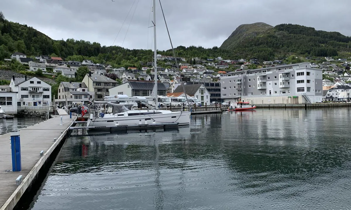 Måløy Gjestehavn: {"base": "no", "no": "Bryggene p\u00e5 innsiden", "se": "Bryggorna p\u00e5 insidan", "en": "The docks on the inside", "da": "Broerne p\u00e5 indersiden", "fr": "Les quais \u00e0 l'int\u00e9rieur", "de": "Die Stege auf der Innenseite", "es": "Muellos en el interior", "it": "I moli dall'interno", "pt": "As docas no interior", "nl": "De steigers aan de binnenzijde", "pl": "Nabrze\u017ca po wewn\u0119trznej stronie", "uk": "\u041f\u0456\u0440\u0441\u0438 \u0437 \u0432\u043d\u0443\u0442\u0440\u0456\u0448\u043d\u044c\u043e\u0457 \u0441\u0442\u043e\u0440\u043e\u043d\u0438", "ro": "Pontoanele din interior", "tr": "\u0130\u00e7erideki iskeleler", "el": "\u039f\u03b9 \u03c0\u03c1\u03bf\u03b2\u03bb\u03ae\u03c4\u03b5\u03c2 \u03c3\u03c4\u03bf \u03b5\u03c3\u03c9\u03c4\u03b5\u03c1\u03b9\u03ba\u03cc", "cs": "P\u0159\u00edstavy na vnit\u0159n\u00ed stran\u011b", "hu": "A bels\u0151 m\u00f3l\u00f3i", "fi": "Laiturit sis\u00e4puolella", "bg": "\u041a\u0435\u0438\u0442\u0435 \u043e\u0442 \u0432\u044a\u0442\u0440\u0435\u0448\u043d\u0430\u0442\u0430 \u0441\u0442\u0440\u0430\u043d\u0430", "sr": "\u041f\u0430\u043d\u0442\u043e\u0459\u0438 \u0441\u0430 \u0443\u043d\u0443\u0442\u0440\u0430\u0448\u045a\u0435 \u0441\u0442\u0440\u0430\u043d\u0435", "et": "Sillad seestpoolt", "lv": "Piest\u0101tnes iek\u0161pus\u0113", "lt": "Prieplaukos viduje"}