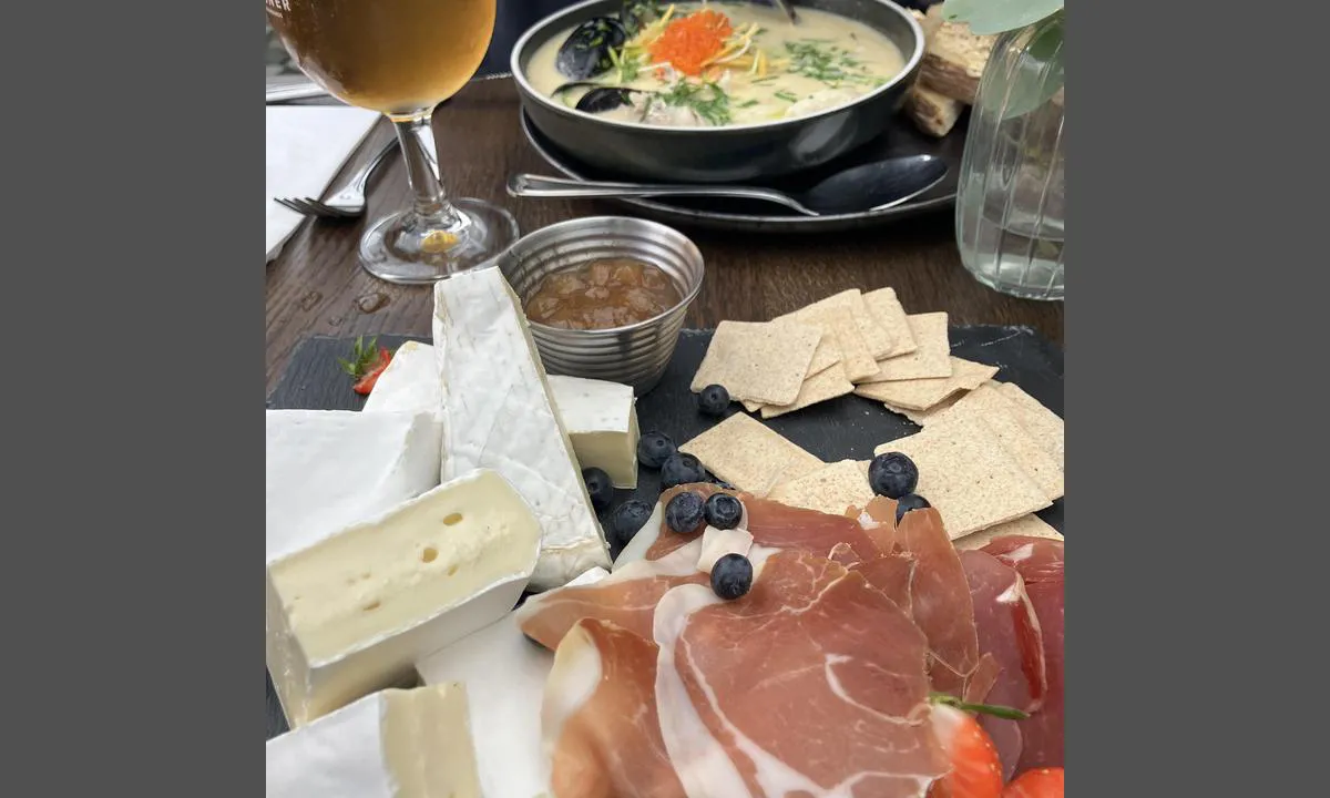 Måløy Gjestehavn: {"base": "no", "no": "Havfruen Restaurant leverer!", "se": "Havfruen Restaurang levererar!", "en": "The Mermaid Restaurant delivers!", "da": "Havfruen Restaurant leverer!"}
