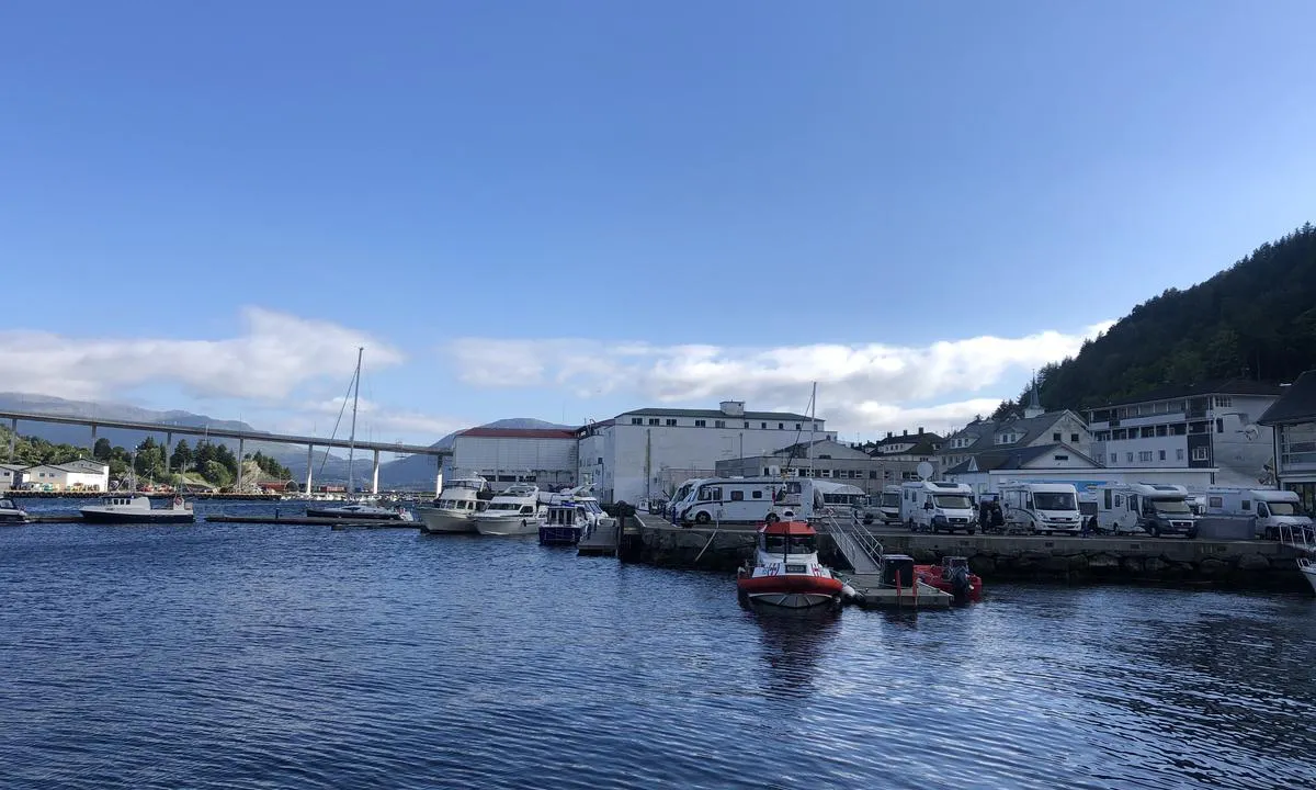 Mange bobiler som gjør at trykket på sanitæranlegget er rimelig stort, men med vilje til å dele og å fli opp etter seg bør det kunne gå bra. Unikt for Måløy er at sanitærhuset er fritt tilgjengelig når du har betalt havneavgift. Ikke noe styr med mynter for å få seg en dusj her. Veldig bra..!.