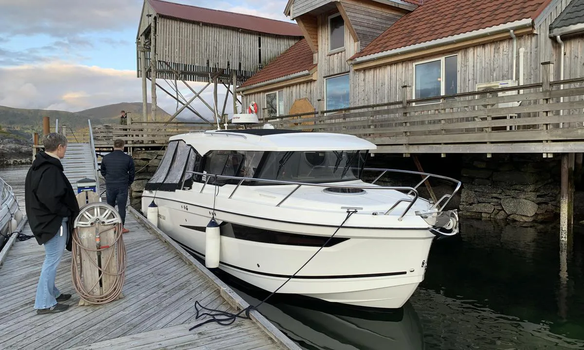 Måløy Gjestehavn: {"base": "no", "no": "Restauranten Skj\u00e6rbuda p\u00e5 Silda.", "se": "Restaurangen Skj\u00e6rbuda p\u00e5 Silda.", "en": "The restaurant Skj\u00e6rbuda on Silda.", "da": "Restauranten Sk\u00e6rbuda p\u00e5 Silda.", "fr": "Restaurant Skj\u00e6rbuda sur Silda.", "de": "Das Restaurant Skj\u00e6rbuda auf Silda.", "es": "El restaurante Skj\u00e6rbuda en Silda.", "it": "Il ristorante Skj\u00e6rbuda a Silda.", "pt": "O restaurante Skj\u00e6rbuda em Silda.", "nl": "Het restaurant Skj\u00e6rbuda op Silda.", "pl": "Restauracja Skj\u00e6rbuda na Sildzie.", "uk": "\u0420\u0435\u0441\u0442\u043e\u0440\u0430\u043d Skj\u00e6rbuda \u043d\u0430 \u0421\u0456\u043b\u044c\u0434\u0430.", "ro": "Restaurantul Skj\u00e6rbuda din Silda.", "tr": "Restoran Skj\u00e6rbuda, Silda'da.", "el": "\u03a4\u03bf \u03b5\u03c3\u03c4\u03b9\u03b1\u03c4\u03cc\u03c1\u03b9\u03bf Skj\u00e6rbuda \u03c3\u03c4\u03bf Silda.", "cs": "Restaurace Skj\u00e6rbuda na Sild\u011b.", "hu": "A Skj\u00e6rbuda \u00c9tterem Silda sziget\u00e9n.", "fi": "Ravintola Skj\u00e6rbuda Sildalla.", "bg": "\u0420\u0435\u0441\u0442\u043e\u0440\u0430\u043d\u0442\u044a\u0442 Skj\u00e6rbuda \u043d\u0430 Silda.", "sr": "Restoran Skj\u00e6rbuda na Sildi.", "et": "Restoran Skj\u00e6rbuda Sildal.", "lv": "Restor\u0101ns Skj\u00e6rbuda uz Sildas.", "lt": "Restoranas Skj\u00e6rbuda Silda saloje."}