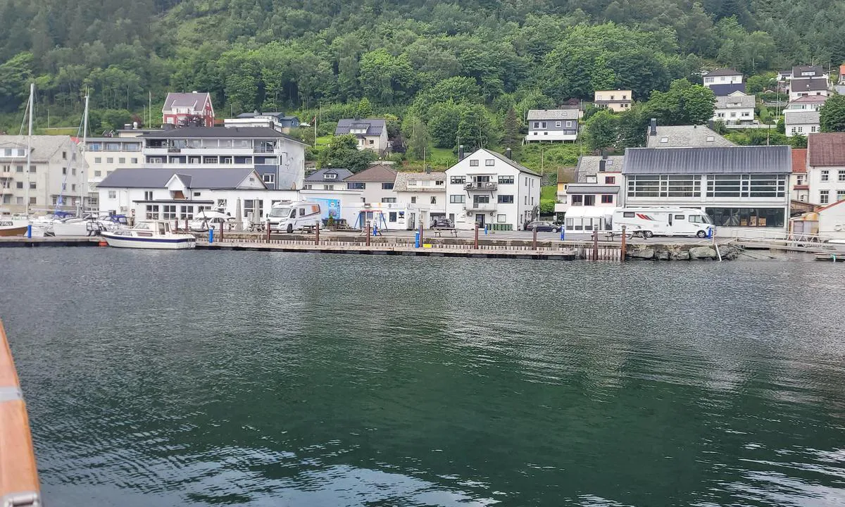 Måløy Gjestehavn: {"base": "no", "no": "Litt utsatt for vind fra nord-\u00f8st \r\nVeldig fint havn og gode fasiliteter", "se": "Lite utsatt f\u00f6r vind fr\u00e5n nordost\nV\u00e4ldigt fin hamn och bra faciliteter", "en": "A bit exposed to northeast wind<br>Very nice harbor and good facilities", "da": "Lidt udsat for vind fra nord-\u00f8st<br>Meget fin havn og gode faciliteter"}