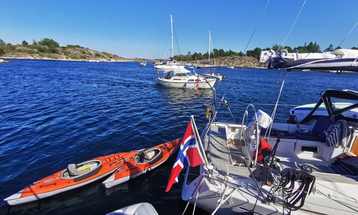 Maløyene: {"base": "no", "no": "Masse svaiplass, masse plass ved fort\u00f8yning mot land.", "se": "Massor av sv\u00e4ngrum, massor av plats vid f\u00f6rt\u00f6jning mot land.", "en": "Plenty of swinging room, plenty of space for mooring against the land.", "da": "Masser af svingplads, masser af plads ved fort\u00f8jning mod land."}