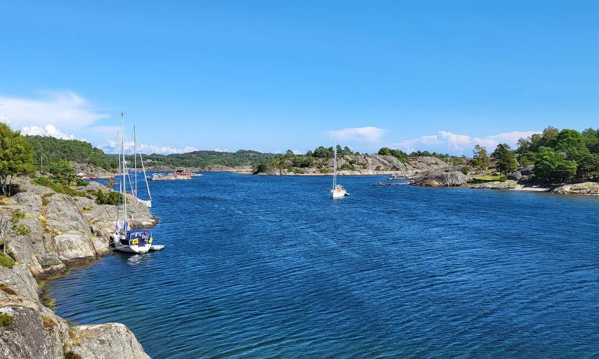 Maløyene: {"base": "no", "no": "Den sydlige bukta mot Yttre Mal\u00f8ya. Noen muligheter for longside mot berget i vest hvis du har store fendere.", "se": "Den s\u00f6dra bukten mot Yttre Mal\u00f8ya. N\u00e5gra m\u00f6jligheter f\u00f6r l\u00e5ngsides mot berget i v\u00e4st om du har stora fendrar.", "en": "The southern bay towards Yttre Mal\u00f8ya. Some possibilities for alongside mooring against the rock in the west if you have large fenders.", "da": "Den sydlige bugt mod Yttre Mal\u00f8ya. Nogle muligheder for langside mod klippen i vest, hvis du har store fendere."}