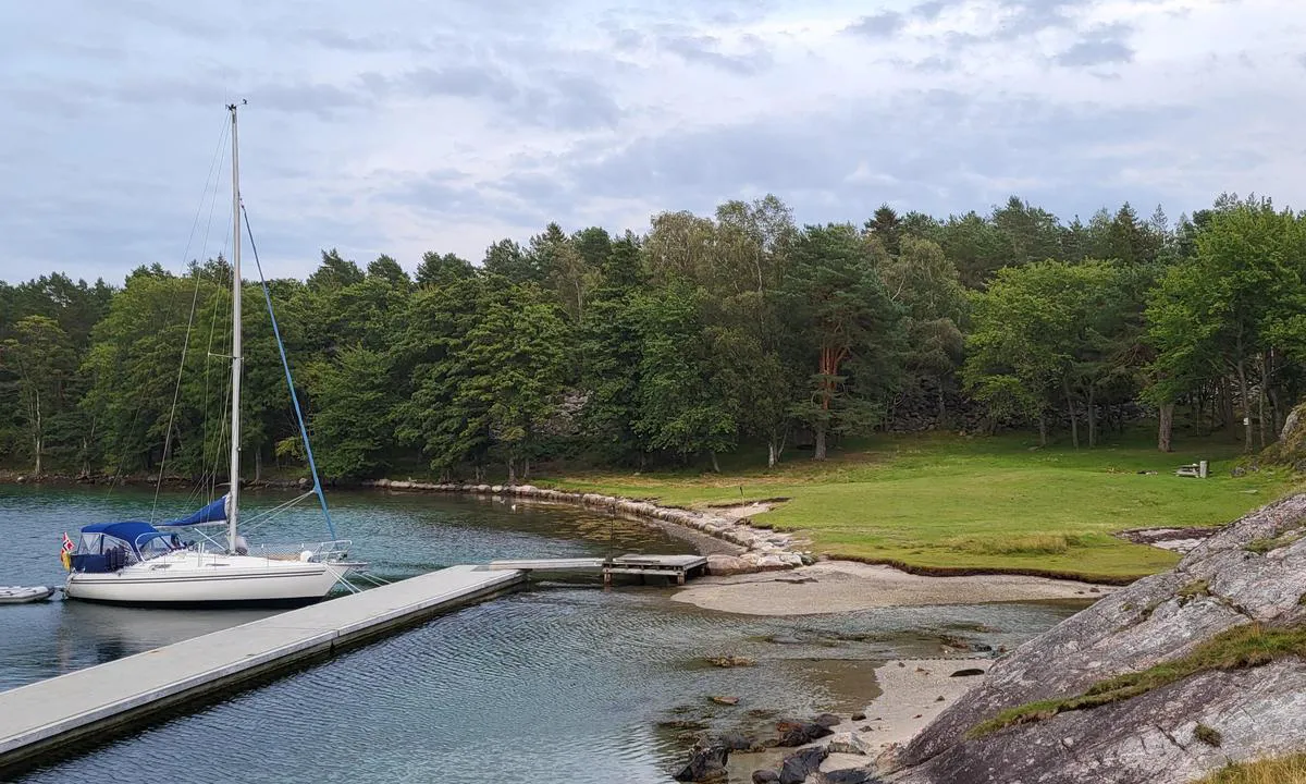 Maløyene: {"base": "no", "no": "Brygga innerst i bukta mot Yttre Mal\u00f8ya er flott. Sj\u00f8kartet frister ikke til \u00e5 g\u00e5 helt inn. N\u00e5r du g\u00e5r innover/sydover bukta er det en sandbanke som strekker seg p\u00e5 tvers av bukta ca ved den lille odden som stikker ut p\u00e5 h\u00f8yre/vest. Hvis du holder til h\u00f8yre/vest ca 10-15 meter ut fra odden p\u00e5 h\u00f8yre vil du finne 1,9 meters dybde p\u00e5 vanlig lavvann (0,5 m over sj\u00f8kartnull). Myk sand med enkelte sm\u00e5 steiner hvis du skulle komme ned i bunnen. Ingen garantier for at ikke denne sandbanken endrer seg og at det ikke er ukjente steiner i sanden. Vel forbi sandbanken et det 3-4 meter i bassenget foran brygga.", "se": "Bryggan l\u00e4ngst in i bukten mot Yttre Mal\u00f8ya \u00e4r fin. Sj\u00f6kortet lockar inte till att g\u00e5 hela v\u00e4gen in. N\u00e4r du g\u00e5r in\u00e5t/s\u00f6derut i bukten finns det en sandbank som str\u00e4cker sig tv\u00e4rs \u00f6ver bukten ungef\u00e4r vid den lilla udden som sticker ut p\u00e5 h\u00f6ger/v\u00e4st. Om du h\u00e5ller till h\u00f6ger/v\u00e4st cirka 10-15 meter ut fr\u00e5n udden p\u00e5 h\u00f6ger sida kommer du att finna 1,9 meters djup vid vanligt l\u00e5gvatten (0,5 m \u00f6ver sj\u00f6kartnoll). Mjuk sand med enstaka sm\u00e5 stenar om du skulle komma ner till bottnen. Inga garantier f\u00f6r att denna sandbank inte f\u00f6r\u00e4ndras och att det inte finns ok\u00e4nda stenar i sanden. V\u00e4l f\u00f6rbi sandbanken \u00e4r det 3-4 meter i bass\u00e4ngen framf\u00f6r bryggan.", "en": "The pier at the innermost part of the bay towards Yttre Mal\u00f8ya is great. The nautical chart does not encourage going all the way in. As you go inward/southward into the bay, there is a sandbar stretching across the bay approximately at the small point protruding on the right/west. If you stay to the right/west about 10-15 meters out from the point on the right, you will find a depth of 1.9 meters at normal low tide (0.5 meters above chart datum). Soft sand with occasional small stones if you come down to the bottom. No guarantees that this sandbar doesn't shift or that there aren't unknown stones in the sand. Well past the sandbar, it\u2019s 3-4 meters deep in the basin in front of the pier.", "da": "Bryggen inderst i bugten mod Ydre Mal\u00f8ya er flot. S\u00f8kortet frister ikke til at g\u00e5 helt ind. N\u00e5r du g\u00e5r indad/sydover bugten, er der en sandbanke, der str\u00e6kker sig p\u00e5 tv\u00e6rs af bugten ca. ved den lille odde, som stikker ud p\u00e5 h\u00f8jre/vest. Hvis du holder til h\u00f8jre/vest ca. 10-15 meter ud fra odden p\u00e5 h\u00f8jre, vil du finde 1,9 meters dybde ved normalt lavvande (0,5 m over s\u00f8kortnull). Bl\u00f8d sand med enkelte sm\u00e5 sten, hvis du skulle komme ned til bunden. Ingen garantier for at denne sandbanke ikke \u00e6ndrer sig, og at der ikke er ukendte sten i sanden. Vel forbi sandbanken er der 3-4 meter i bassinet foran bryggen."}