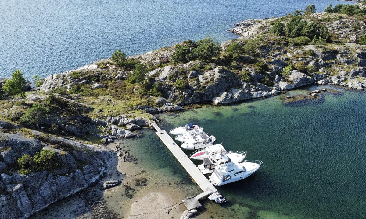 Maløyene: {"base": "no", "no": "Betongflytebrygge innerst i bukta. Ca 3,5 meter dybde innerst. Hold styrbord side inn for \u00e5 unng\u00e5 grunna som ligger midt i bukta.", "se": "Betongflytbrygga innerst i viken. Ca 3,5 meter djup innerst. H\u00e5ll styrbord sida in f\u00f6r att undvika grundet som ligger mitt i viken.", "en": "Concrete floating dock at the innermost part of the bay. Approximately 3.5 meters depth at the innermost part. Keep to the starboard side when entering to avoid the shallow area in the middle of the bay.", "da": "Betonflydebro inderst i bugten. Ca 3,5 meter dybde inderst. Hold styrbord side ind for at undg\u00e5 grunden, der ligger midt i bugten.", "fr": "Pontons en b\u00e9ton au fond de la baie. Profondeur d'environ 3,5 m\u00e8tres au fond. Tenez le c\u00f4t\u00e9 tribord pour \u00e9viter le haut-fond situ\u00e9 au milieu de la baie.", "de": "Beton-Schwimmsteg ganz hinten in der Bucht. Ca. 3,5 Meter Tiefe ganz hinten. Halten Sie sich an die Steuerbordseite, um die Untiefe in der Mitte der Bucht zu vermeiden.", "es": "<p>Embarcadero flotante de concreto en el fondo de la bah\u00eda. Profundidad de aproximadamente 3,5 metros en el interior. Mant\u00e9n el lado de estribor al entrar para evitar el banco de arena que se encuentra en el medio de la bah\u00eda.</p>", "it": "Pontile galleggiante in cemento all'interno della baia. Profondit\u00e0 di circa 3,5 metri nella parte pi\u00f9 interna. Mantenere il lato di dritta per evitare la secca che si trova al centro della baia.", "pt": "Cais flutuante de concreto no fundo da ba\u00eda. Aproximadamente 3,5 metros de profundidade no fundo. Mantenha-se a bombordo ao entrar para evitar o banco de areia que est\u00e1 no meio da ba\u00eda.", "nl": "Betonnen drijvende steiger aan de binnenkant van de baai. Ongeveer 3,5 meter diepte aan de binnenkant. Houd stuurboord kant aan om de ondiepte te vermijden die zich in het midden van de baai bevindt.", "pl": "Betonowe p\u0142ywaj\u0105ce molo na ko\u0144cu zatoki. G\u0142\u0119boko\u015b\u0107 oko\u0142o 3,5 metra na ko\u0144cu. Trzymaj si\u0119 prawej burty, aby unikn\u0105\u0107 mielizny le\u017c\u0105cej na \u015brodku zatoki.", "uk": "\u0411\u0435\u0442\u043e\u043d\u043d\u0438\u0439 \u043f\u043b\u0430\u0432\u0443\u0447\u0438\u0439 \u043f\u0440\u0438\u0447\u0430\u043b \u0443 \u0433\u043b\u0438\u0431\u0438\u043d\u0456 \u0437\u0430\u0442\u043e\u043a\u0438. \u041f\u0440\u0438\u0431\u043b\u0438\u0437\u043d\u043e 3,5 \u043c\u0435\u0442\u0440\u0430 \u0433\u043b\u0438\u0431\u0438\u043d\u0438 \u0432 \u0433\u043b\u0438\u0431\u0438\u043d\u0456. \u0422\u0440\u0438\u043c\u0430\u0439\u0442\u0435 \u043f\u0440\u0430\u0432\u0438\u0439 \u0431\u043e\u0440\u0442 \u0443\u0441\u0435\u0440\u0435\u0434\u0438\u043d\u0443, \u0449\u043e\u0431 \u0443\u043d\u0438\u043a\u043d\u0443\u0442\u0438 \u043c\u0456\u043b\u043a\u043e\u0432\u043e\u0434\u0434\u044f, \u044f\u043a\u0435 \u0437\u043d\u0430\u0445\u043e\u0434\u0438\u0442\u044c\u0441\u044f \u043f\u043e\u0441\u0435\u0440\u0435\u0434\u0438\u043d\u0456 \u0437\u0430\u0442\u043e\u043a\u0438.", "ro": "Pontoni plutitori de beton \u00een partea interioar\u0103 a golfului. Ad\u00e2ncime de aproximativ 3,5 metri \u00een partea interioar\u0103. \u021aine\u021bi-v\u0103 partea de tribord pentru a evita bancul care se afl\u0103 \u00een mijlocul golfului.", "tr": "Koyun en i\u00e7 k\u0131sm\u0131nda beton y\u00fczer iskele. En i\u00e7 k\u0131sm\u0131nda yakla\u015f\u0131k 3,5 metre derinlik. Koyun ortas\u0131nda bulunan s\u0131\u011fl\u0131\u011f\u0131 \u00f6nlemek i\u00e7in iskele taraf\u0131na do\u011fru gidin.", "el": "\u03a0\u03bb\u03c9\u03c4\u03ae \u03c4\u03c3\u03b9\u03bc\u03b5\u03bd\u03c4\u03ad\u03bd\u03b9\u03b1 \u03b1\u03c0\u03bf\u03b2\u03ac\u03b8\u03c1\u03b1 \u03c3\u03c4\u03bf \u03b5\u03c3\u03c9\u03c4\u03b5\u03c1\u03b9\u03ba\u03cc \u03c4\u03bf\u03c5 \u03ba\u03cc\u03bb\u03c0\u03bf\u03c5. \u0392\u03ac\u03b8\u03bf\u03c2 \u03c0\u03b5\u03c1\u03af\u03c0\u03bf\u03c5 3,5 \u03bc\u03ad\u03c4\u03c1\u03b1 \u03c3\u03c4\u03bf \u03c0\u03b9\u03bf \u03b5\u03c3\u03c9\u03c4\u03b5\u03c1\u03b9\u03ba\u03cc \u03c3\u03b7\u03bc\u03b5\u03af\u03bf. \u039a\u03c1\u03b1\u03c4\u03ae\u03c3\u03c4\u03b5 \u03c4\u03b7\u03bd \u03b4\u03b5\u03be\u03b9\u03ac \u03c0\u03bb\u03b5\u03c5\u03c1\u03ac \u03ba\u03b1\u03c4\u03ac \u03c4\u03b7\u03bd \u03b5\u03af\u03c3\u03bf\u03b4\u03bf \u03b3\u03b9\u03b1 \u03bd\u03b1 \u03b1\u03c0\u03bf\u03c6\u03cd\u03b3\u03b5\u03c4\u03b5 \u03c4\u03bf\u03bd \u03cd\u03c6\u03b1\u03bb\u03bf \u03c0\u03bf\u03c5 \u03b2\u03c1\u03af\u03c3\u03ba\u03b5\u03c4\u03b1\u03b9 \u03c3\u03c4\u03bf \u03ba\u03ad\u03bd\u03c4\u03c1\u03bf \u03c4\u03bf\u03c5 \u03ba\u03cc\u03bb\u03c0\u03bf\u03c5.", "cs": "Betonov\u00fd plovouc\u00ed p\u0159\u00edstav na konci z\u00e1toky. Hloubka cca 3,5 metru na konci. Dr\u017ete se na pravoboku, abyste se vyhnuli m\u011bl\u010din\u011b uprost\u0159ed z\u00e1toky.", "hu": "Beton \u00fasz\u00f3m\u00f3l\u00f3 a legbels\u0151 \u00f6b\u00f6lben. Kb. 3,5 m\u00e9ter m\u00e9lys\u00e9g bel\u00fcl. Tartsa a jobb oldalt befel\u00e9, hogy elker\u00fclje az \u00f6b\u00f6l k\u00f6zep\u00e9n l\u00e9v\u0151 z\u00e1tonyt.", "fi": "Betonipontonilaituri lahden per\u00e4ll\u00e4. Noin 3,5 metrin syvyys per\u00e4ll\u00e4. Pid\u00e4 oikealla puolen, jotta v\u00e4lt\u00e4t lahdessa olevan matalikon.", "bg": "\u0411\u0435\u0442\u043e\u043d\u043e\u0432 \u043f\u043b\u0430\u0432\u0430\u0449 \u043f\u0440\u0438\u0441\u0442\u0430\u043d \u0432\u044a\u0432 \u0432\u044a\u0442\u0440\u0435\u0448\u043d\u043e\u0441\u0442\u0442\u0430 \u043d\u0430 \u0437\u0430\u043b\u0438\u0432\u0430. \u041e\u043a\u043e\u043b\u043e 3,5 \u043c\u0435\u0442\u0440\u0430 \u0434\u044a\u043b\u0431\u043e\u0447\u0438\u043d\u0430 \u0432\u044a\u0432 \u0432\u044a\u0442\u0440\u0435\u0448\u043d\u043e\u0441\u0442\u0442\u0430. \u0414\u0440\u044a\u0436\u0442\u0435 \u0441\u0435 \u043e\u0442\u0434\u044f\u0441\u043d\u043e, \u0437\u0430 \u0434\u0430 \u0438\u0437\u0431\u0435\u0433\u043d\u0435\u0442\u0435 \u043f\u043b\u0438\u0442\u0447\u0438\u043d\u0430\u0442\u0430, \u043a\u043e\u044f\u0442\u043e \u0441\u0435 \u043d\u0430\u043c\u0438\u0440\u0430 \u0432 \u0441\u0440\u0435\u0434\u0430\u0442\u0430 \u043d\u0430 \u0437\u0430\u043b\u0438\u0432\u0430.", "sr": "Betonski plutaju\u0107i mol u unutra\u0161njem delu uvale. Dubina oko 3,5 metara u najdubljem delu. Dr\u017eite se desne strane pri ulasku kako biste izbegli pli\u0107ak koji se nalazi u sredini uvale.", "et": "Betoonist ujuvsild lahe sisemises osas. S\u00fcgavus umbes 3,5 meetrit seespool. Hoidke paremat pardapoolt sisse, et v\u00e4ltida keset lahte asuvat madalikut.", "lv": "Betona peldo\u0161\u0101 piest\u0101tne l\u012b\u010da dzi\u013c\u0101kaj\u0101 viet\u0101. Aptuveni 3,5 metru dzi\u013cums iek\u0161\u0113j\u0101 da\u013c\u0101. Turieties pie lab\u0101s borta malas, lai izvair\u012btos no sekles vietas, kas atrodas l\u012b\u010da vid\u016b.", "lt": "Betoninis pl\u016bduriuojantis pontonas \u012flankos gale. Prie galo apie 3,5 metro gylio. Laikykit\u0117s de\u0161iniojo borto, kad i\u0161vengtum\u0117te seklumos \u012flankos viduryje."}