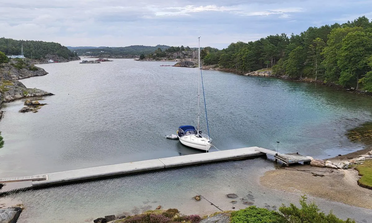 Maløyene: {"base": "no", "no": "Bukta syd mot Yttre Mal\u00f8ya. Godt med svaiplass, og bolter for nose inn p\u00e5 berget i vest. Mulig med store fendere \u00e5 finne longside mulighetet", "se": "Bukten s\u00f6der mot Yttre Mal\u00f8ya. Bra med sv\u00e4ngrum, och bultar f\u00f6r att l\u00e4gga f\u00f6ren mot berget i v\u00e4ster. M\u00f6jligt att med stora fendrar hitta l\u00e5ngsida m\u00f6jligheter", "en": "The bay to the south towards Yttre Mal\u00f8ya. Plenty of swinging room, and bolts for mooring bow-to on the rock to the west. Possible to find alongside opportunities with large fenders.", "da": "Bugten syd mod Ydre Mal\u00f8ya. Godt med svajplads, og bolte for at l\u00e6gge n\u00e6sen ind mod bjerget mod vest. Muligt med store fendere at finde longside mulighed"}