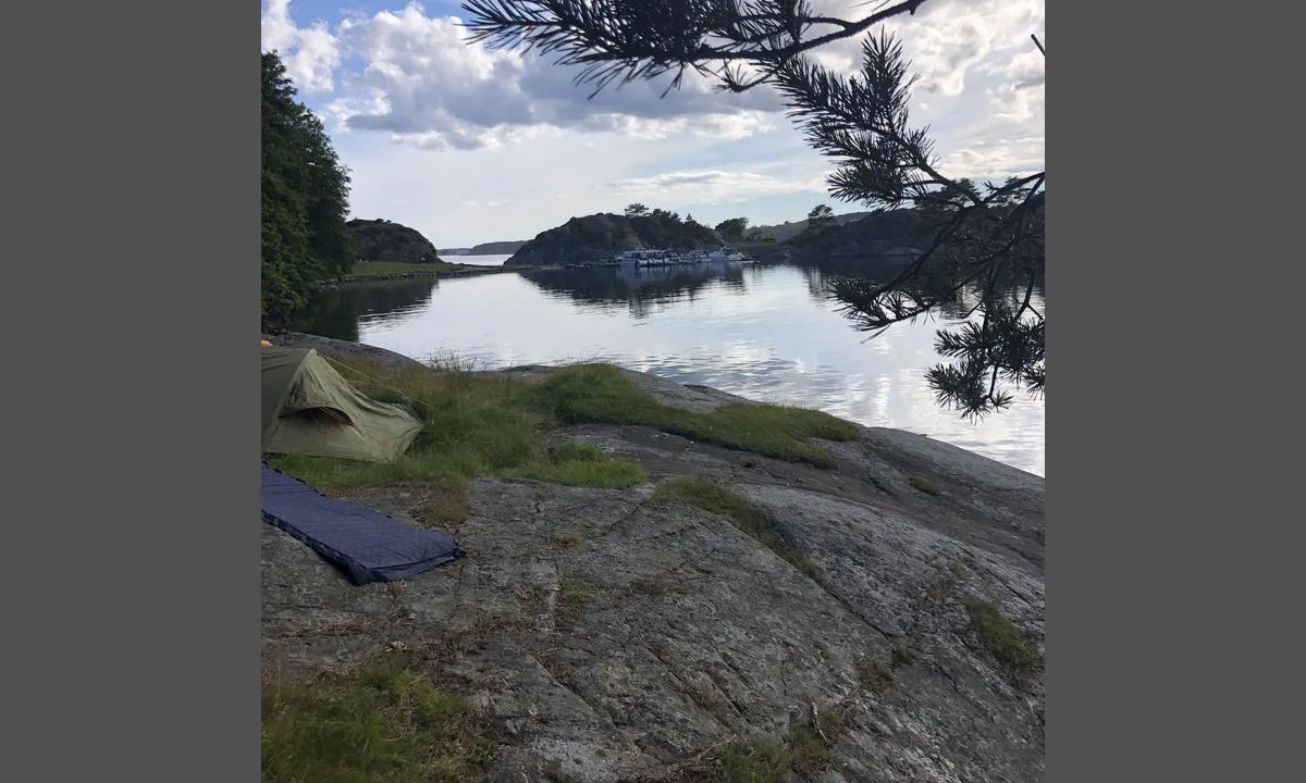 Maløyene: {"base": "no", "no": "Her er det ogs\u00e5 flere bolter i fjell. Fin hylle med plass til flere telt.", "se": "H\u00e4r finns det ocks\u00e5 flera bultar i berget. Fin hylla med plats f\u00f6r flera t\u00e4lt.", "en": "Here there are also several bolts in the rock. Nice shelf with space for several tents.", "da": "Her er der ogs\u00e5 flere bolte i fjeld. Fin hylde med plads til flere telte."}