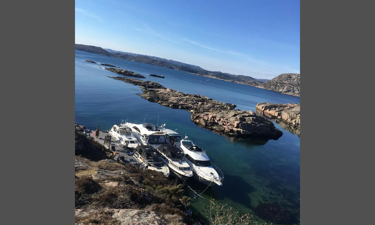 Malungdalsholman: {"base": "no", "no": "Flott omr\u00e5de hvor en ligger longside p\u00e5 brygga. Grill og peis p\u00e5 brygga.\r\nMindre b\u00e5ter legges lengre inn p\u00e5 bryggene. \r\nHolmen i midten har ogs\u00e5 en naturlig svabergbrygge innerst med flere fort\u00f8yningsbolter i fjell. Ligger veldig fint her inne med nord og \u00f8stavinder.", "se": "Fantastiskt omr\u00e5de d\u00e4r en ligger l\u00e5ngsides vid bryggan. Grill och eldstad finns p\u00e5 bryggan. Mindre b\u00e5tar l\u00e4ggs l\u00e4ngre in p\u00e5 bryggorna. Holmen i mitten har ocks\u00e5 en naturlig bergh\u00e4llsbrygga l\u00e4ngst in med flera f\u00f6rt\u00f6jningsbultar i berget. Det ligger v\u00e4ldigt fint h\u00e4r inne med nordliga och \u00f6stliga vindar.", "en": "Great area where you can lie alongside the dock. Grill and fireplace on the dock. Smaller boats should be docked further in on the piers. The islet in the middle also has a natural rock ledge dock innermost with several mooring bolts in the rock. It lies very nicely in here with north and east winds.", "da": "Flot omr\u00e5de hvor man ligger longside ved broen. Grill og pejs ved broen. Mindre b\u00e5de l\u00e6gges l\u00e6ngere inde p\u00e5 broerne. Holmen i midten har ogs\u00e5 en naturlig svabergbro inderst med flere fort\u00f8jningsbolte i fjeldet. Man ligger meget fint her inde med nord- og \u00f8stenvinde."}