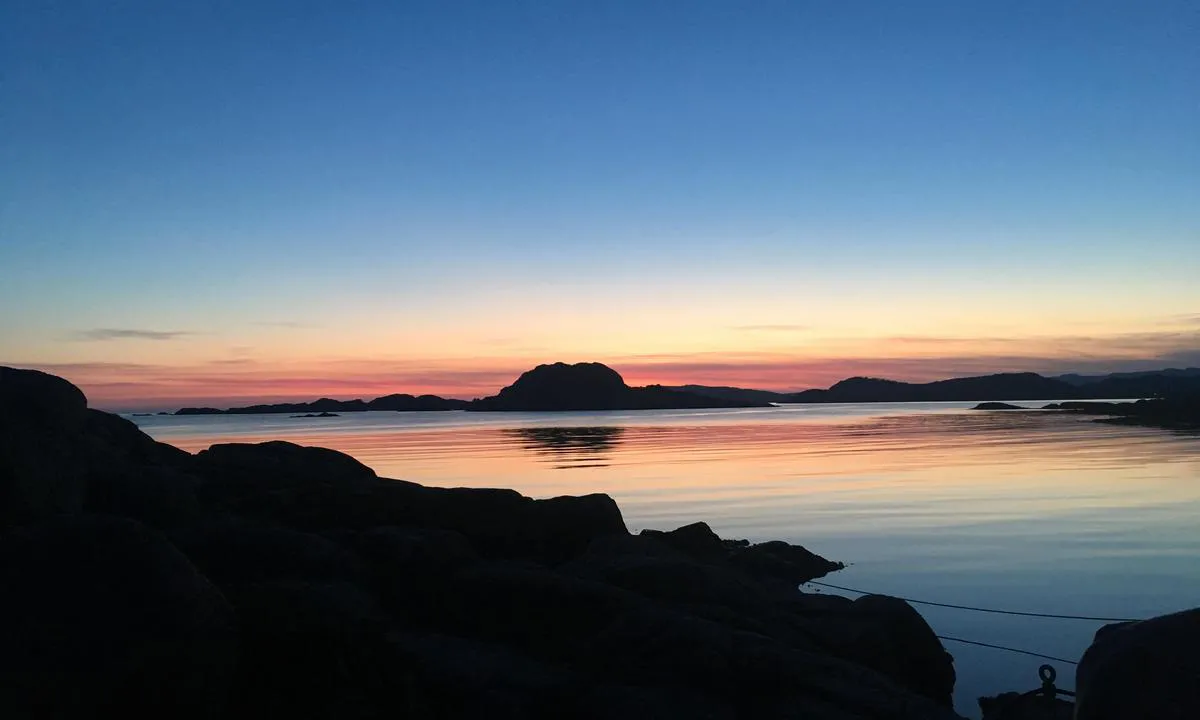 Malungdalsholman: {"base": "no", "no": "Utsikt mot vest. (Farsund)", "se": "Utsikt mot v\u00e4st. (Farsund)", "en": "View towards west. (Farsund)", "da": "Udsigt mod vest. (Farsund)"}