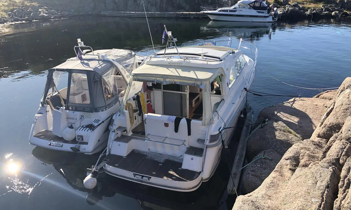 Malungdalsholman: Ligger her på Malungdalsholmen og ser brygga på Ullerøy i bakgrunnen. Holmen har flott bålplass og fine badeplasser ut fra svabergene.