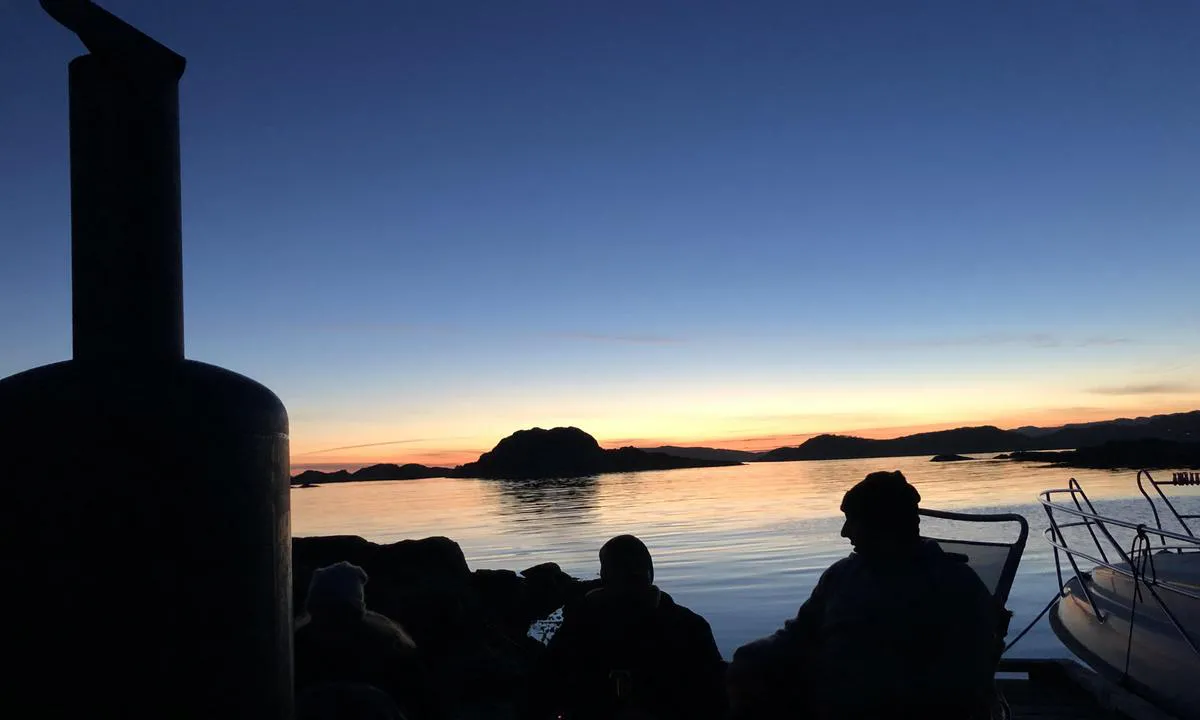 Malungdalsholman: {"base": "no", "no": "Utsikt mot Farsund en p\u00e5skekveld", "se": "Utsikt mot Farsund en p\u00e5skkv\u00e4ll", "en": "View towards Farsund on an Easter evening", "da": "Udsigt mod Farsund en p\u00e5skeaften"}