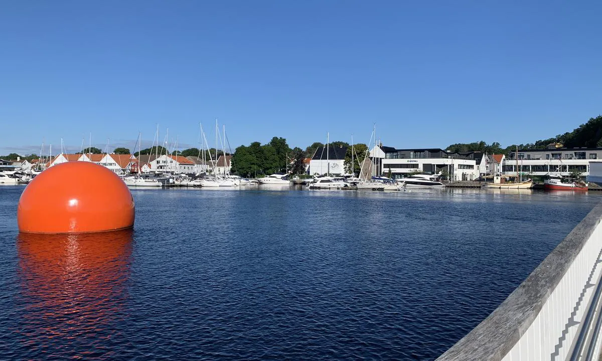 Mandal Gjestehavn: {"base": "no", "no": "Fra gangbrua mot flytebryggene f\u00f8r brua.", "se": "Fr\u00e5n g\u00e5ngbron mot flytbryggorna f\u00f6re bron.", "en": "From the gangway towards the floating docks before the bridge.", "da": "Fra gangbroen mod flydebroerne f\u00f8r broen."}