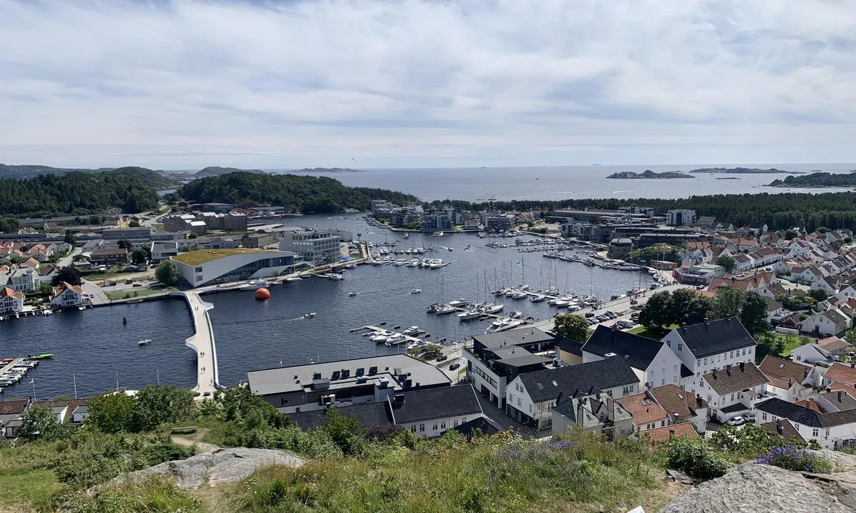 {"base": "no", "no": "Utsikt over Mandal fra Uranienborg.", "se": "Utsikt \u00f6ver Mandal fr\u00e5n Uranienborg.", "en": "View over Mandal from Uranienborg.", "da": "Udsigt over Mandal fra Uranienborg."}