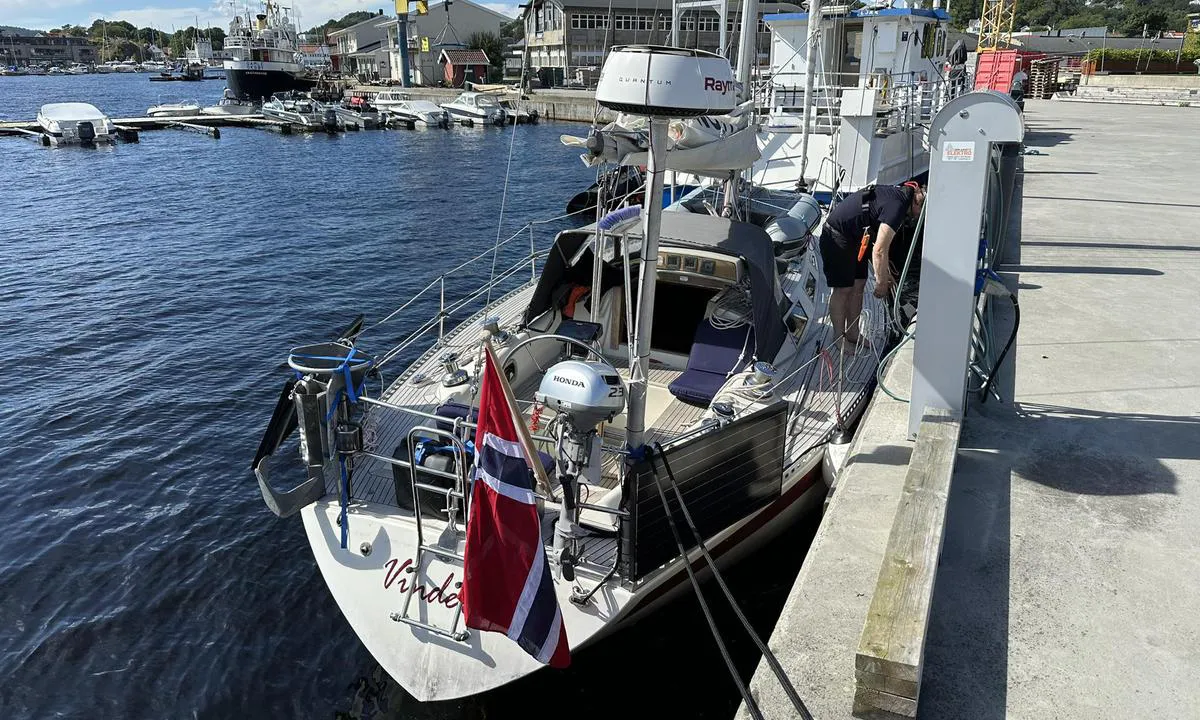 {"base": "no", "no": "Kaia som ligges vis a vis Nautic Marine i utl\u00f8pet av Mandalselva er ogs\u00e5 en del av gjestehavna.", "se": "Kajen som ligger mittemot Nautic Marine i utfl\u00f6det av Mandalselva \u00e4r ocks\u00e5 en del av g\u00e4sthamnen.", "en": "The quay located opposite Nautic Marine at the mouth of the Mandal River is also part of the guest harbor.", "da": "Kajen som ligger vis a vis Nautic Marine ved udl\u00f8bet af Mandalselva er ogs\u00e5 en del af g\u00e6stehavnen."}